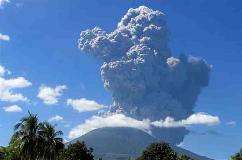 Un volcan salvadorien entre en éruption