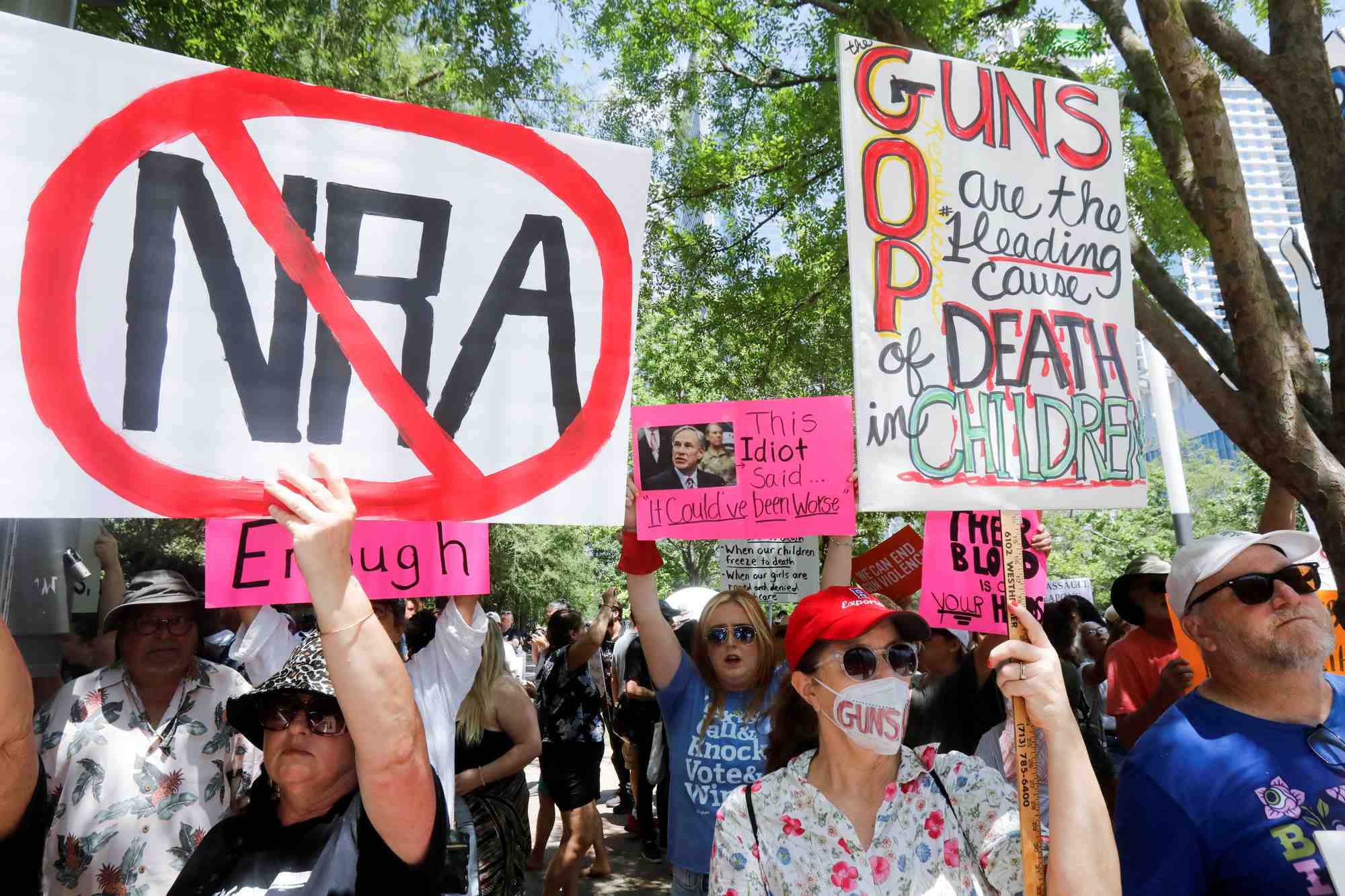 Fusillade d'uvalde: rassemblement devant la convention de la nra au texas
