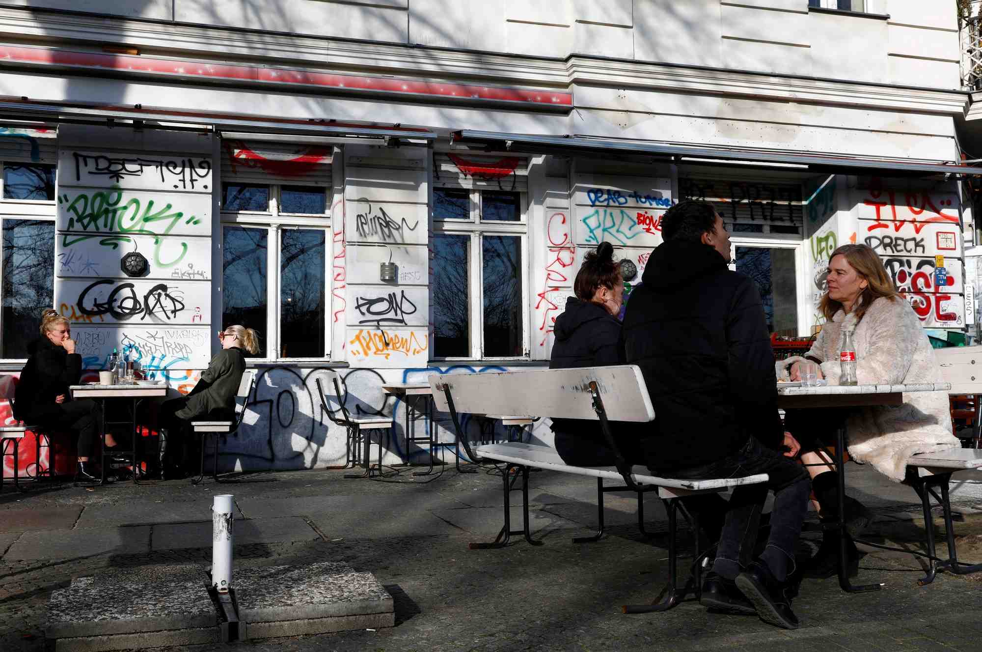 Des personnes devant un restaurant a berlin