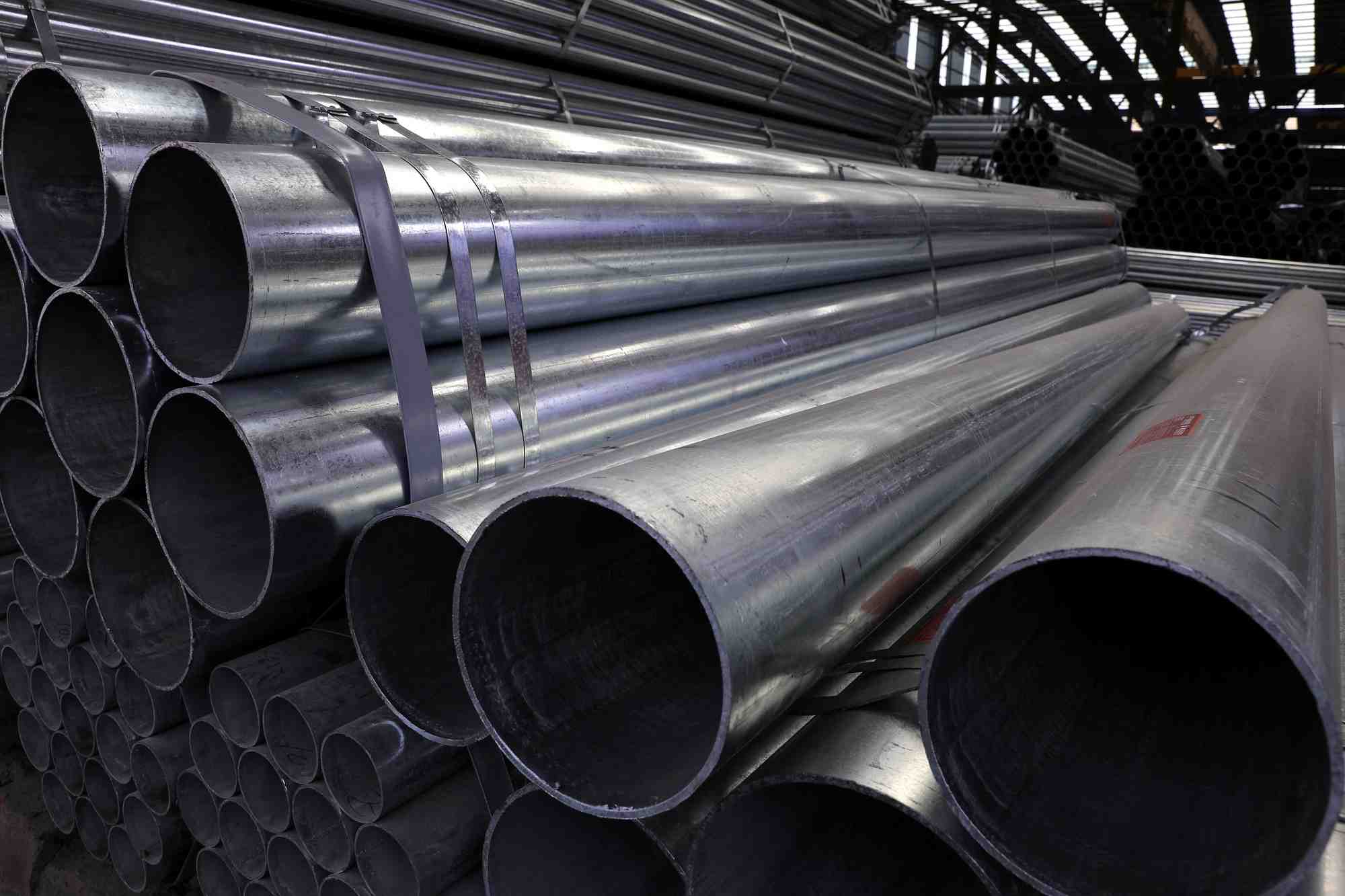 Des tuyaux en acier sont empiles dans un parc industriel de shenyang