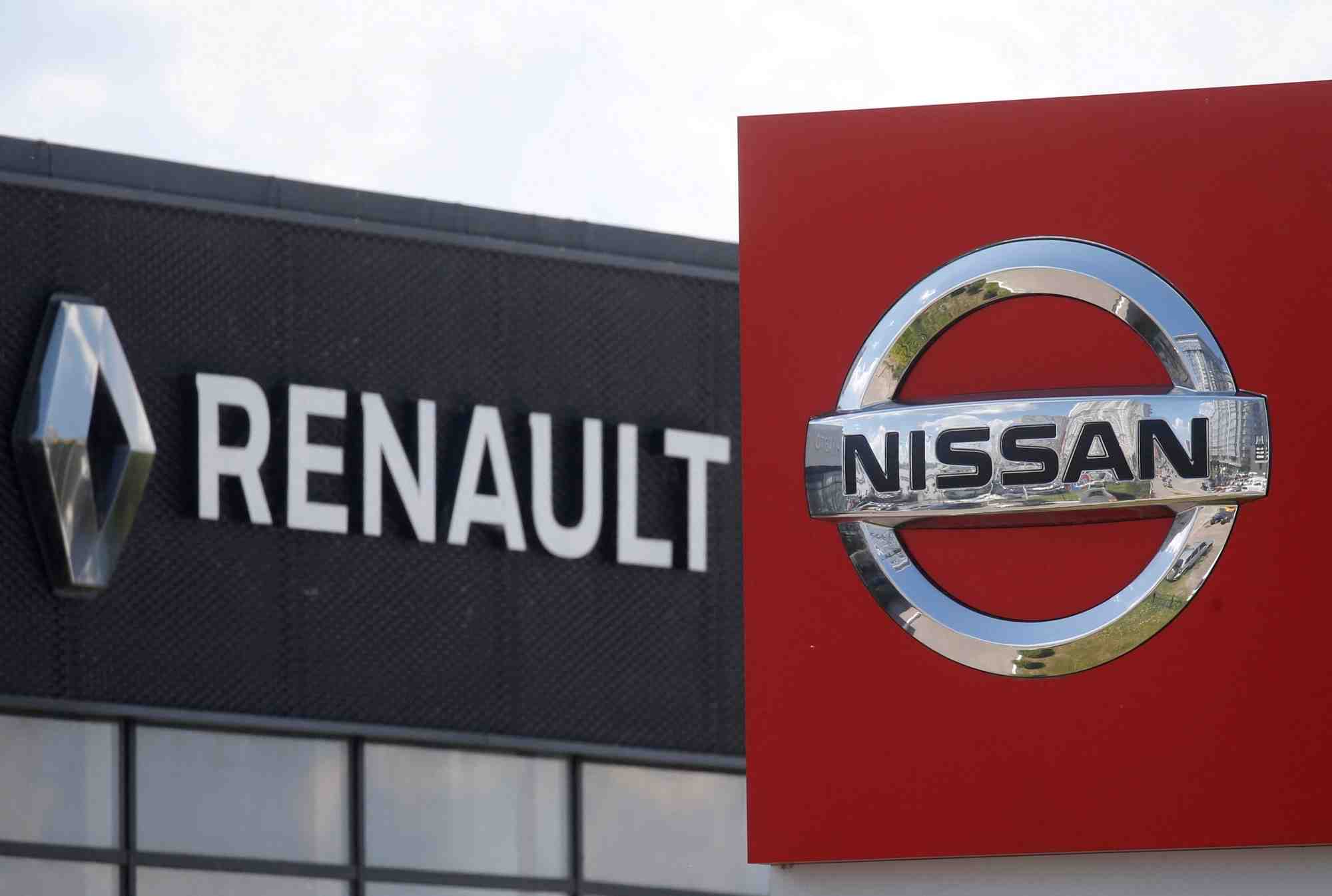 Photo d'archives des logos de nissan et renault chez un concessionnaire kyiv