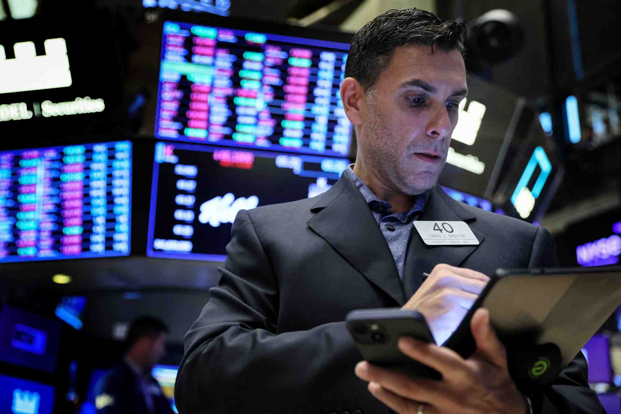 Des traders travaillent sur le parquet du nyse a new york