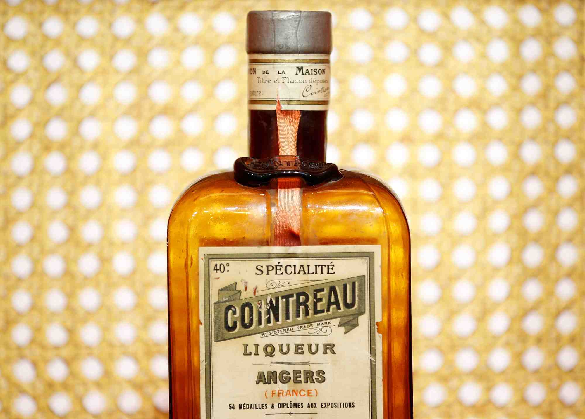 Une bouteille de cointreau dans une distillerie de saint-barthelemy-d'anjou, pres d'angers
