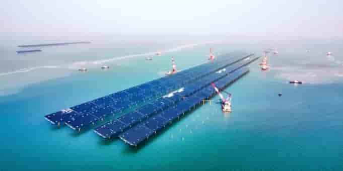 Vue aérienne de la centrale solaire flottante développée par CHN Energy affichant une capacité d'un gigawatt.