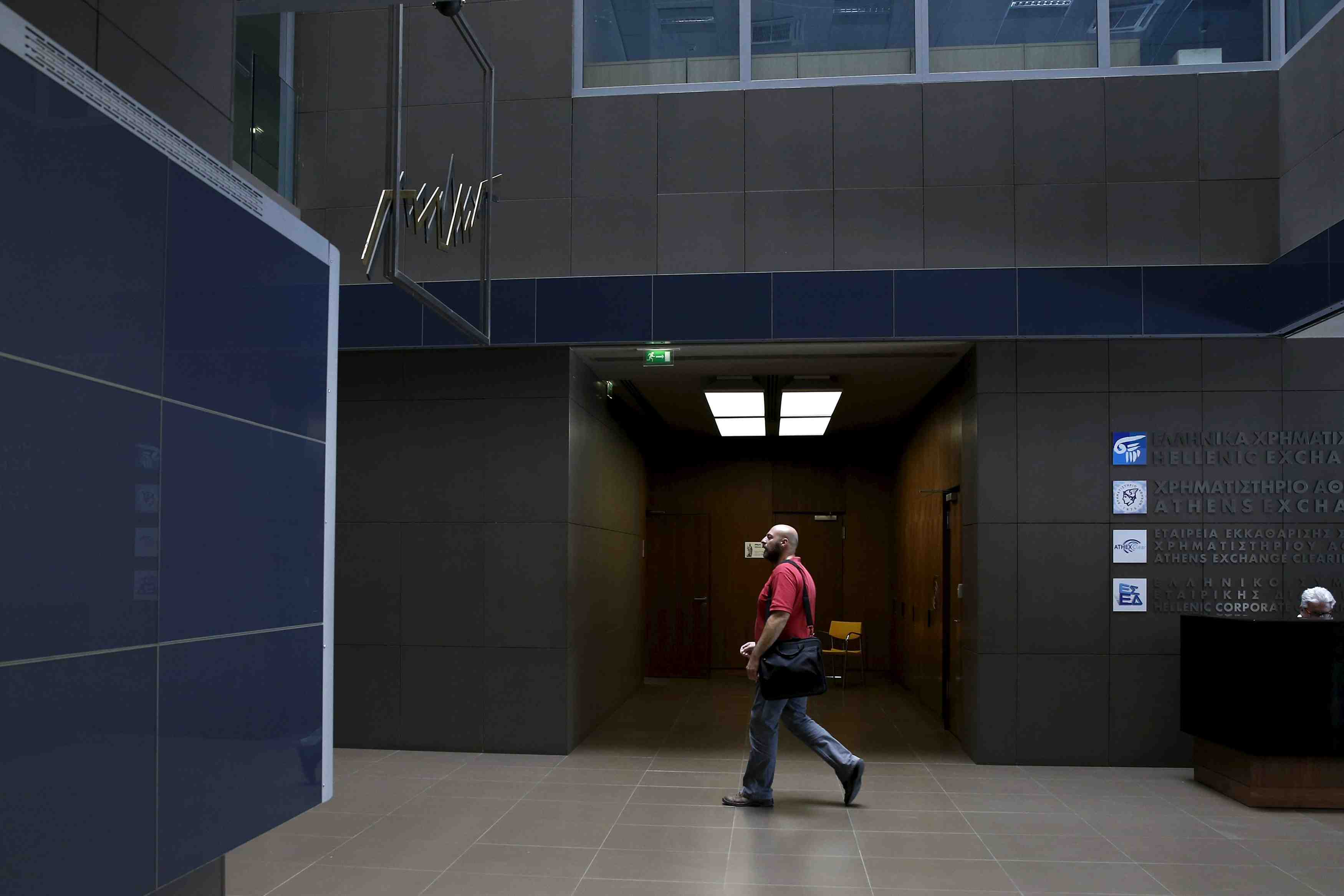 La bourse d'athenes se prepare a rouvrir apres un mois de fermeture