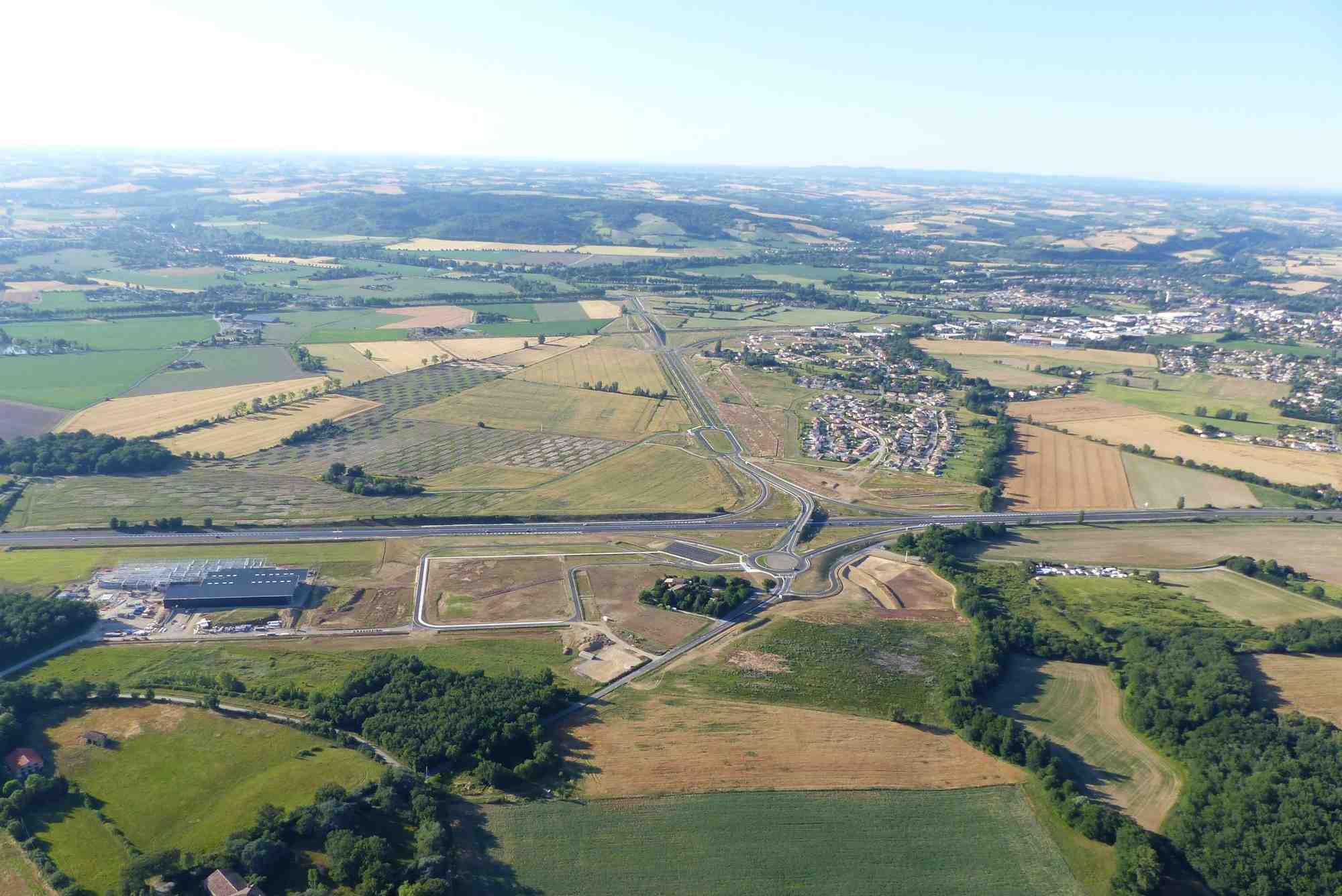 Vue aérienne des Portes du Tarn et de l'échangeur n°5 de l'A68 qui permet d'y accéder