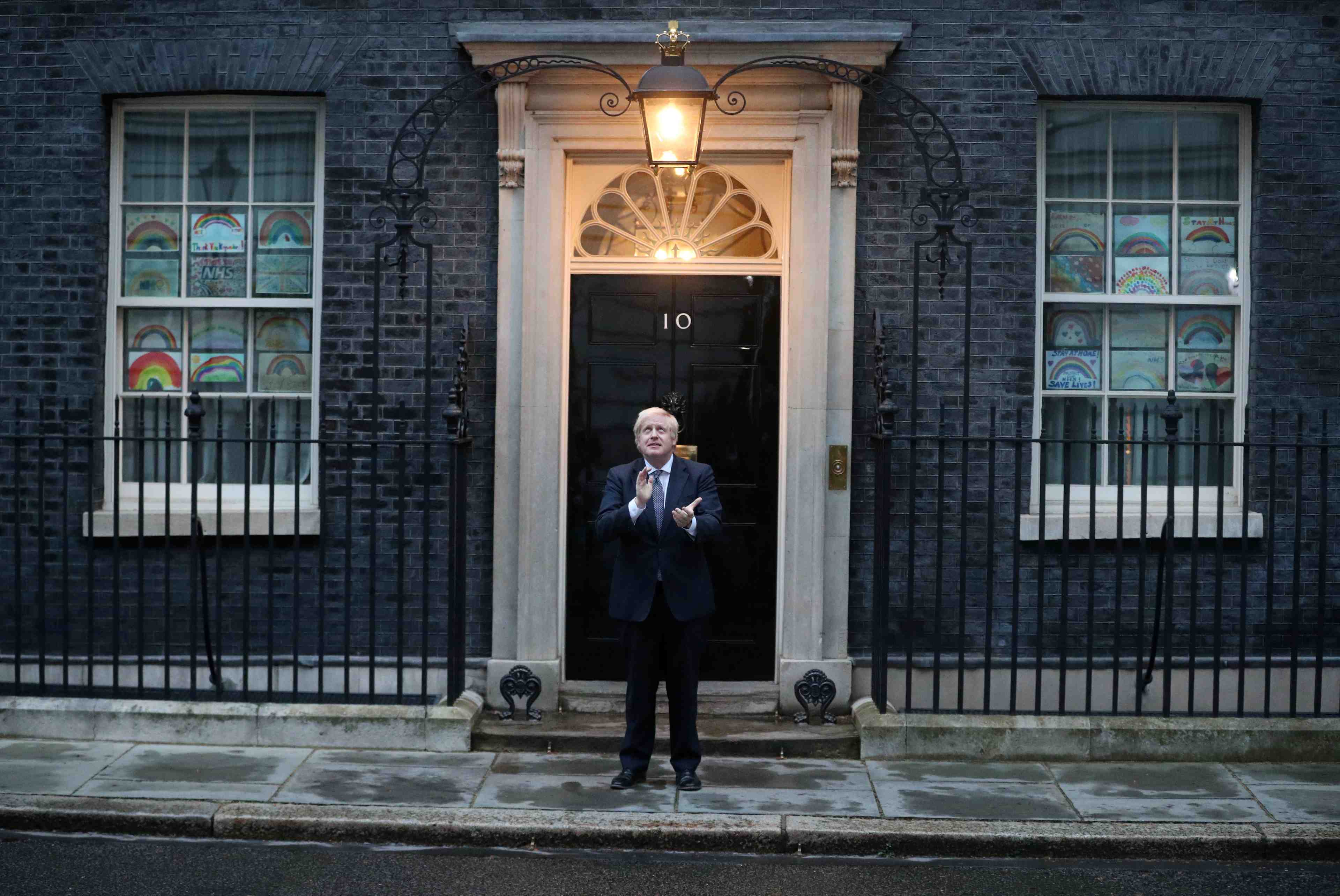 Un des prenoms de l'enfant de boris johnson et carrie symonds salue deux medecins