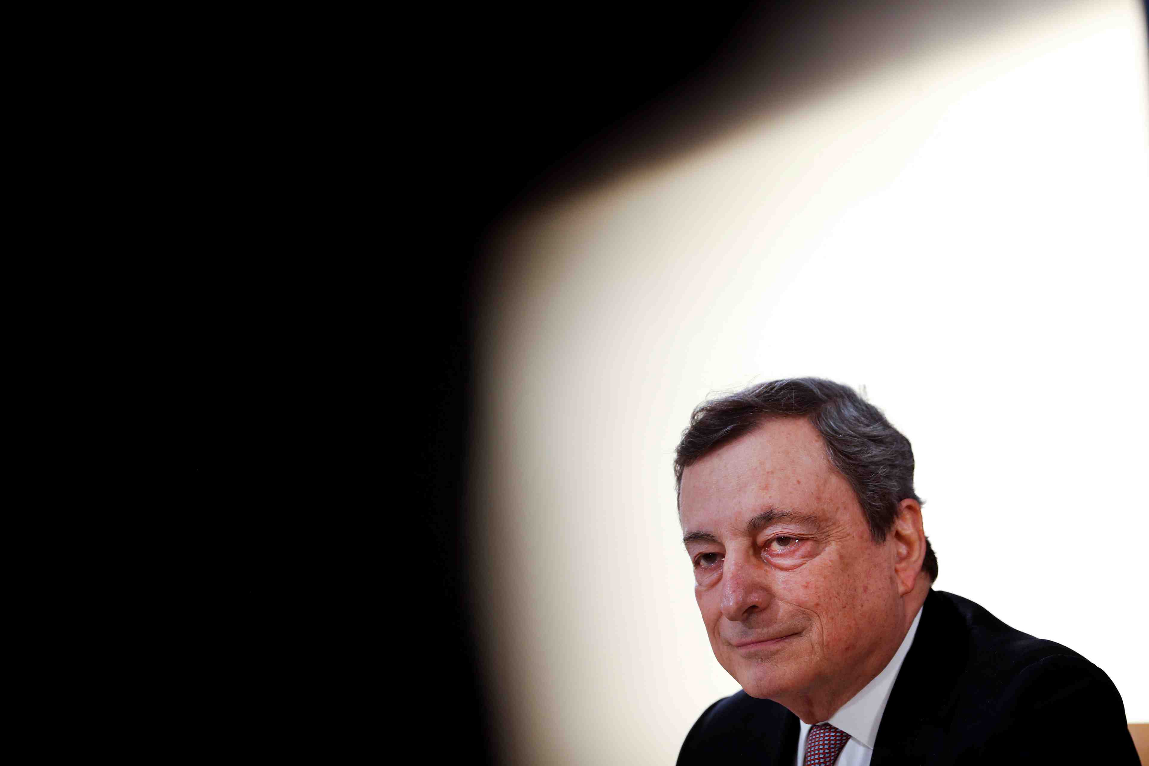 Italie: mario draghi renonce a son salaire de president du conseil