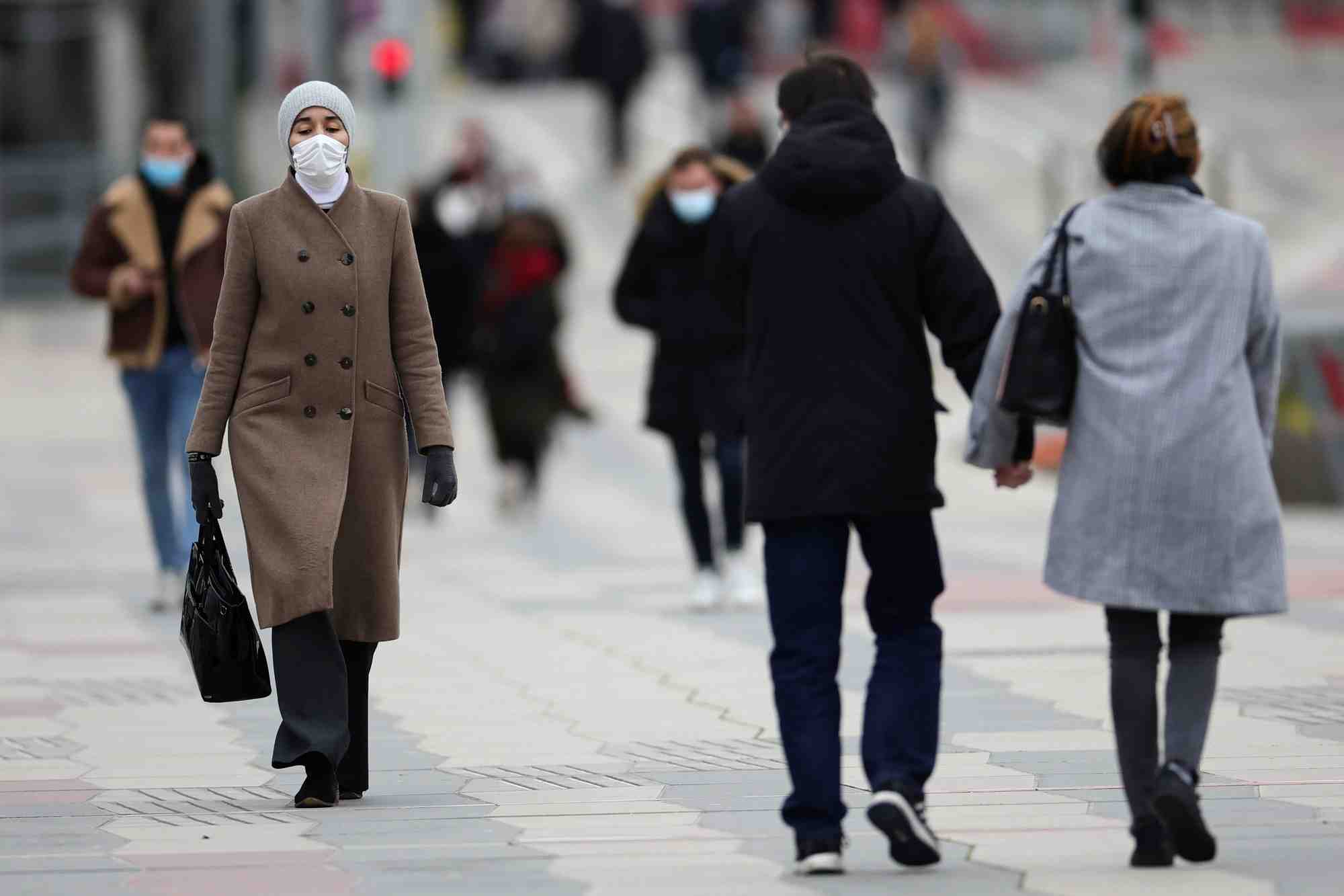 Des personnes marchent dans le quartier financier de la defense