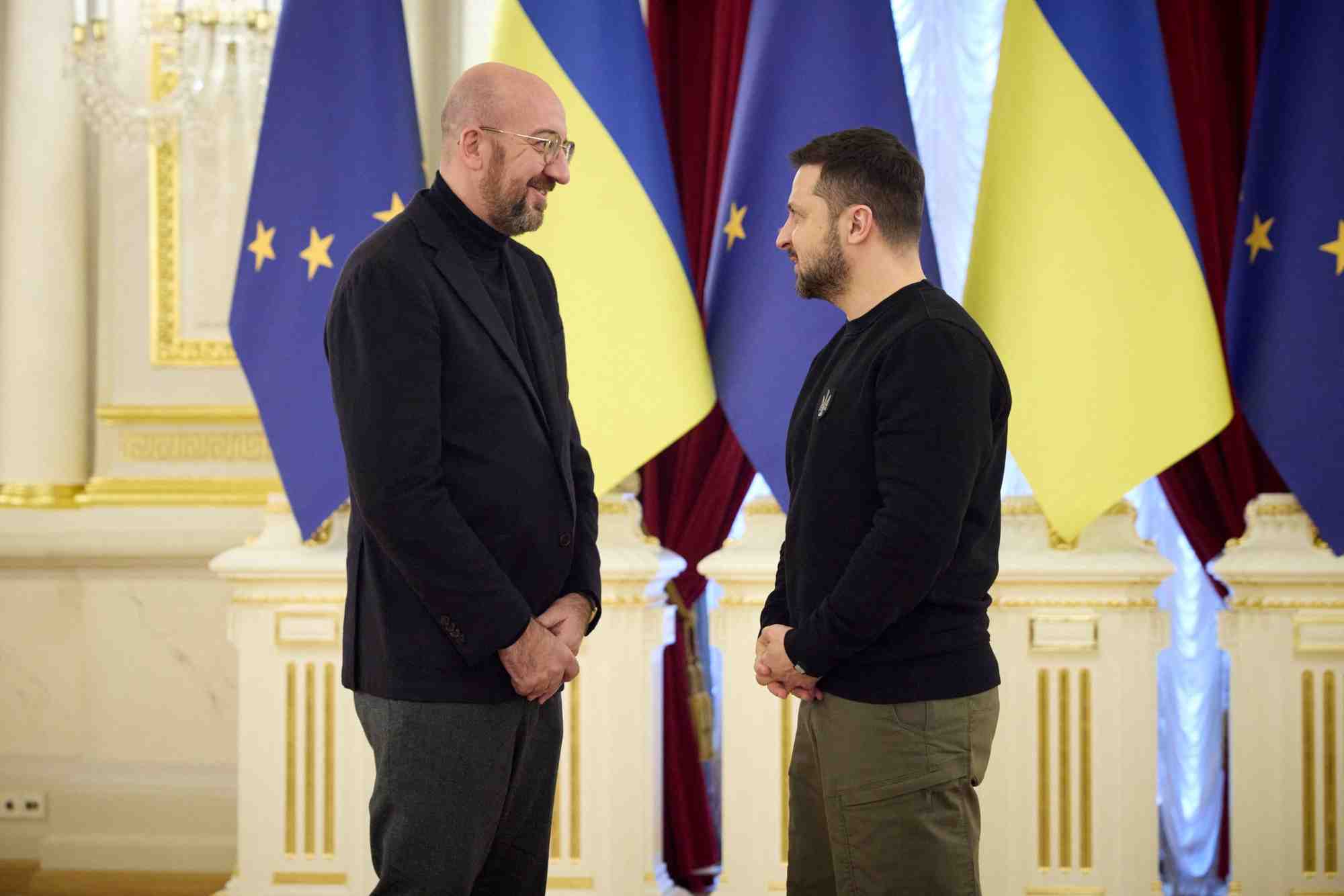 Photo du president du conseil europeen, charles michel, et du president ukrainien, volodimir zelensky, lors d'un sommet de l'union europeenne a kyiv