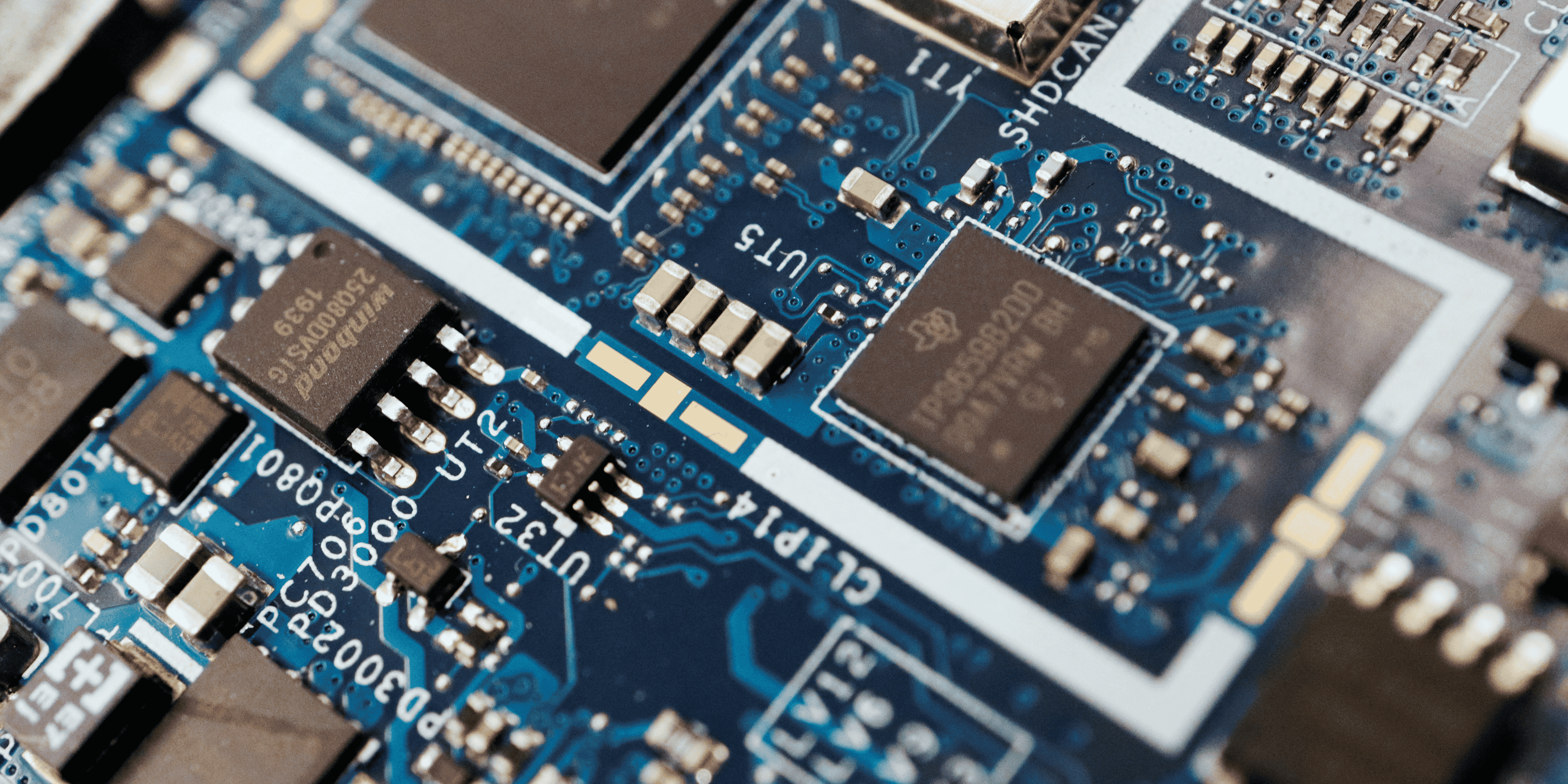 Des puces de semi-conducteurs sont visibles sur une carte de circuit imprime d'un ordinateur