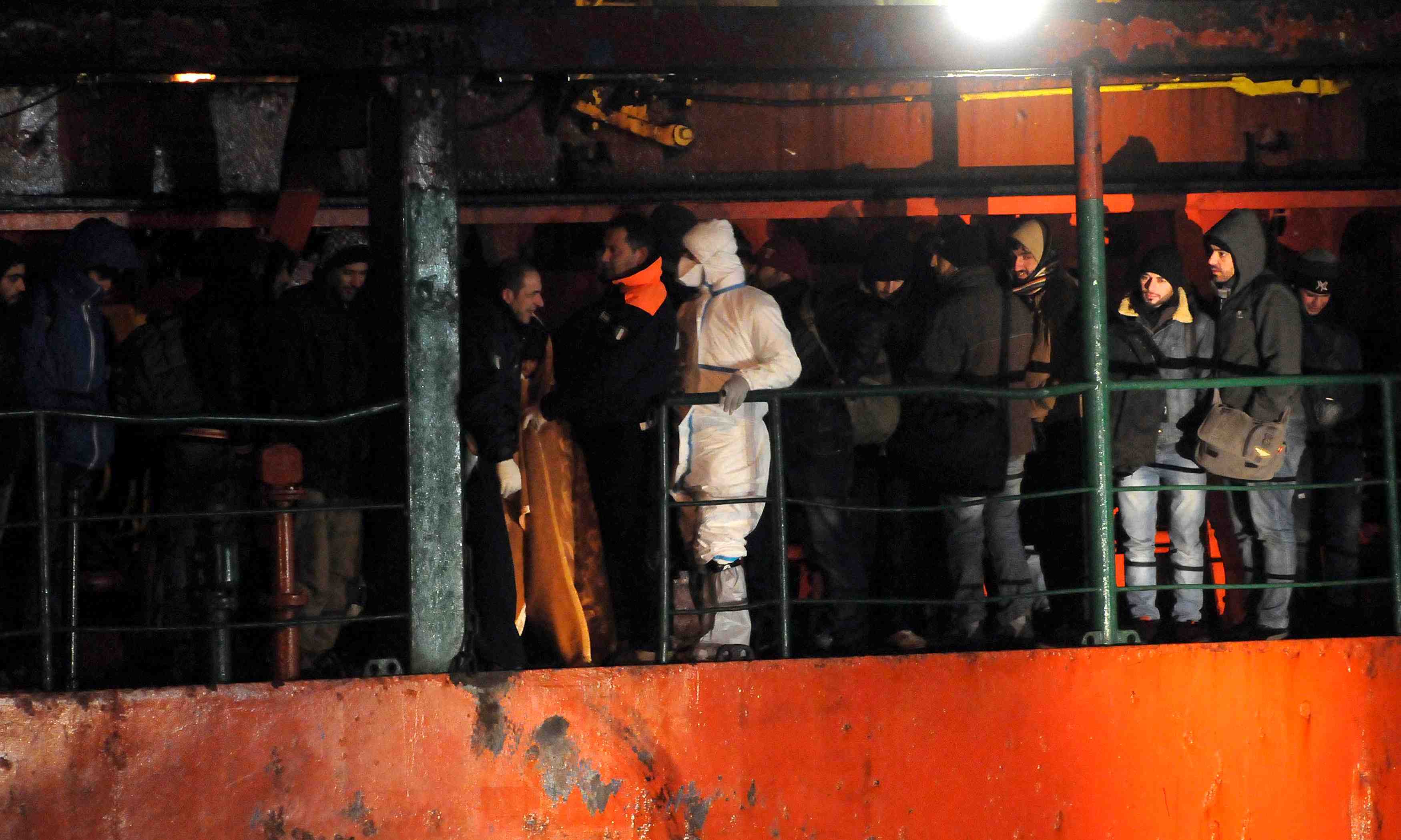 Quatre morts decouverts en italie dans un cargo de migrants