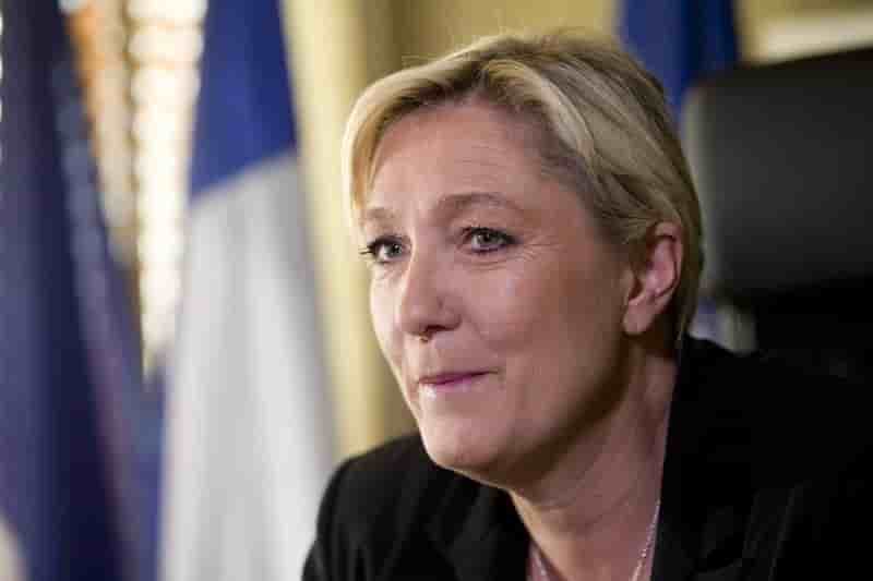 Un sondage donne marine le pen au second tour en 2017 meme face a manuel valls