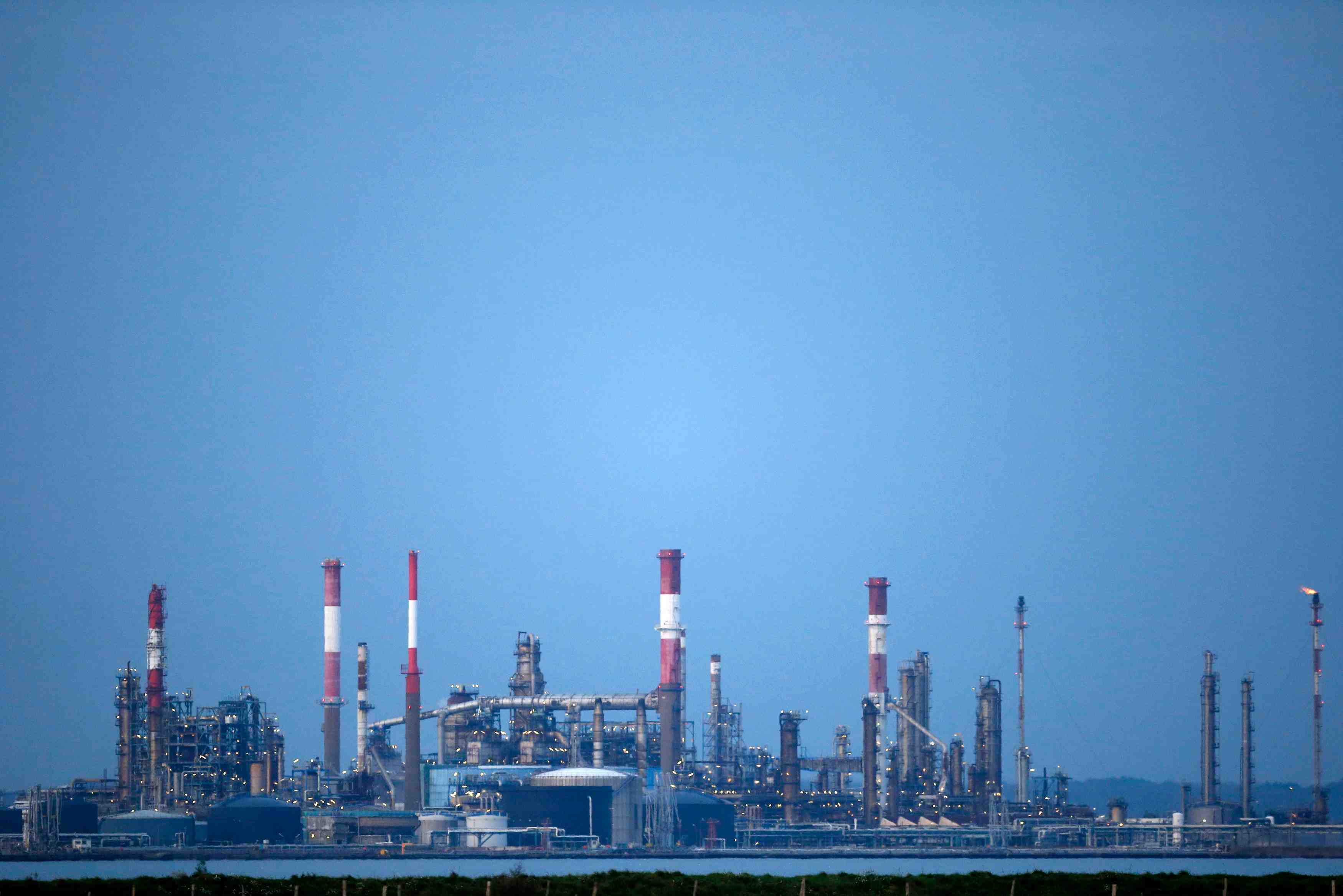 Pas d’amelioration significative des cours du petrole en vue pour 2016