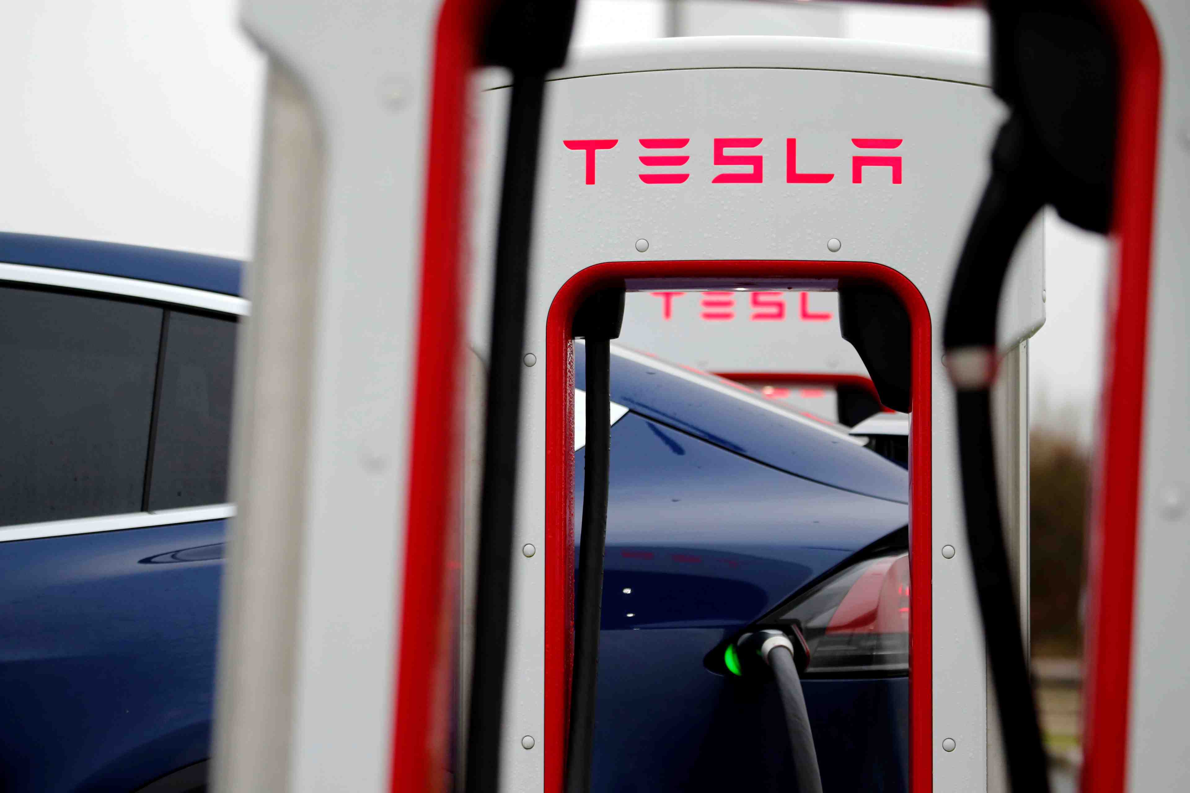 Tesla va reduire ses effectifs de 7%, le titre recule