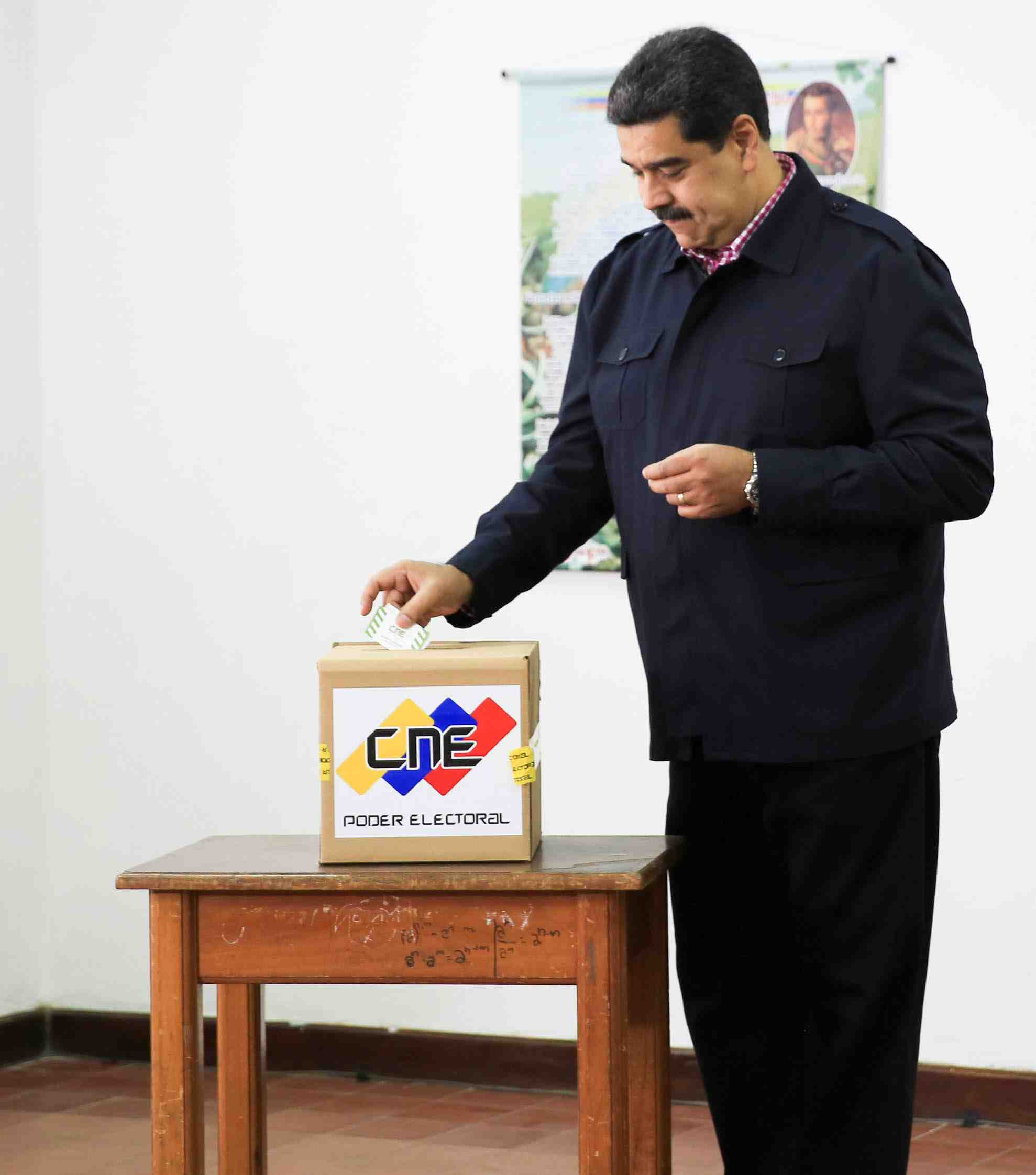 La france demande a maduro d'annoncer une election presidentielle "d'ici ce soir"