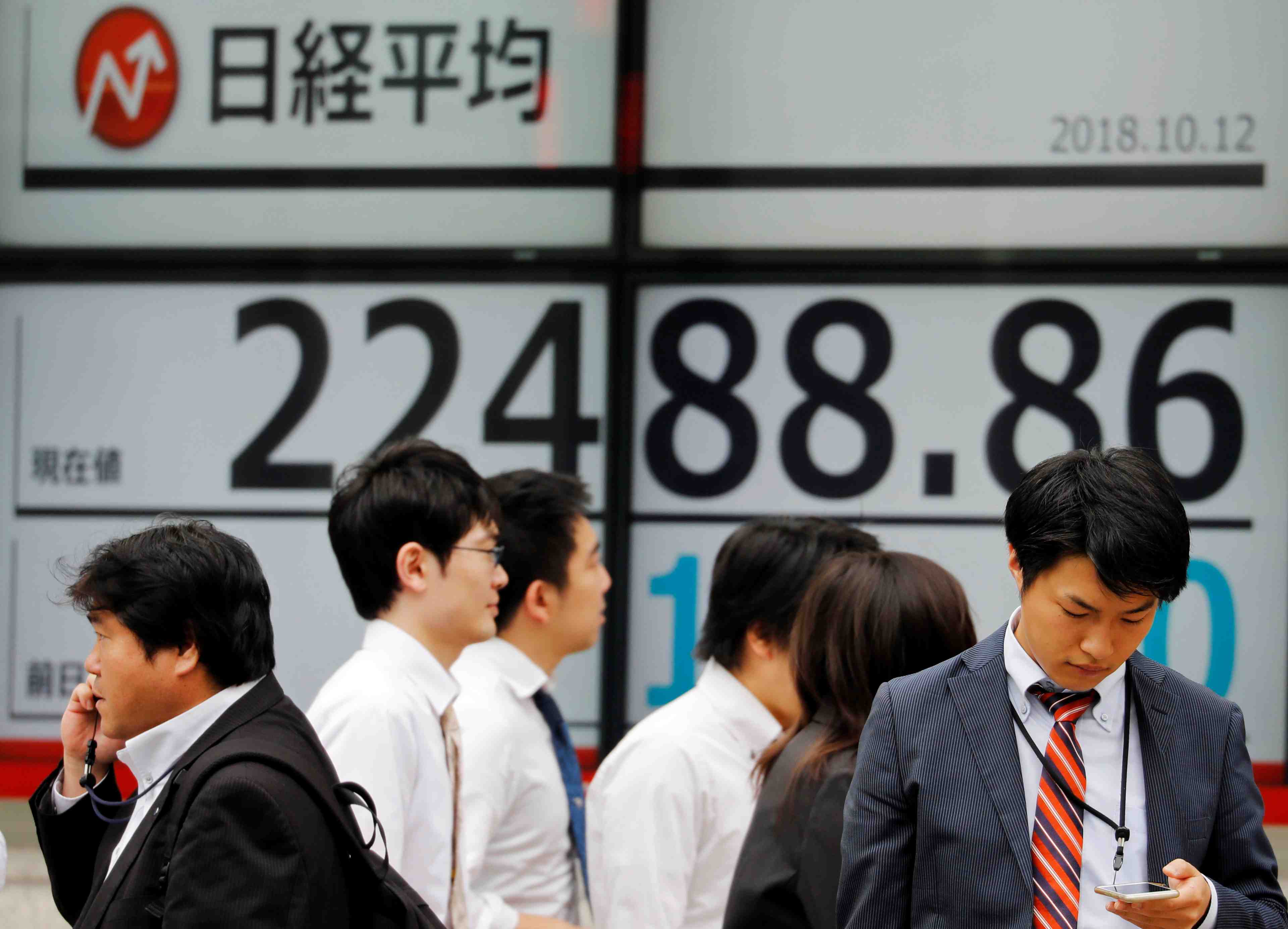 La nikkei a tokyo finit pratiquement inchangee jeudi