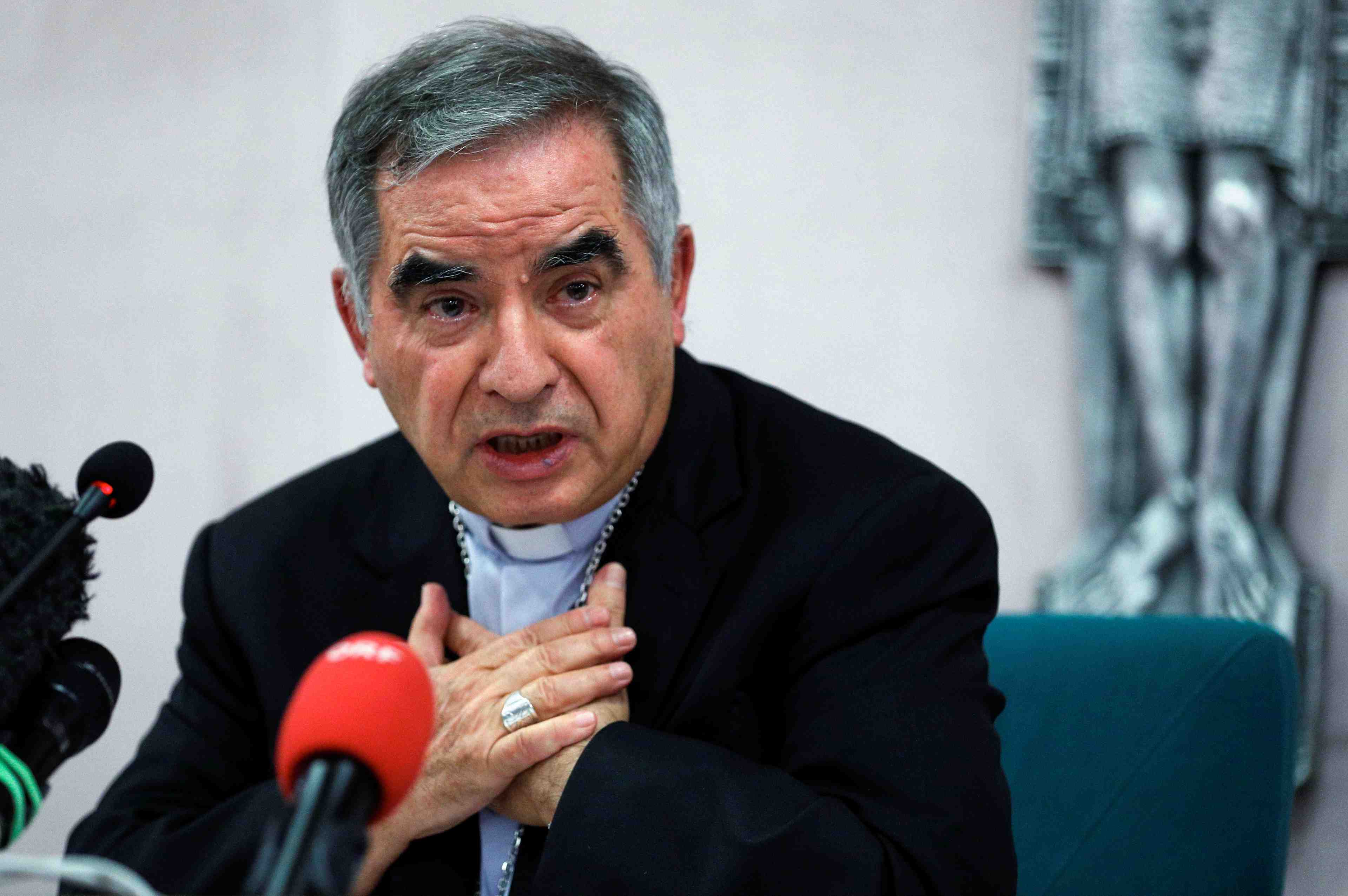 Le cardinal becciu, demis de sa fonction au vatican, dement toute malversation