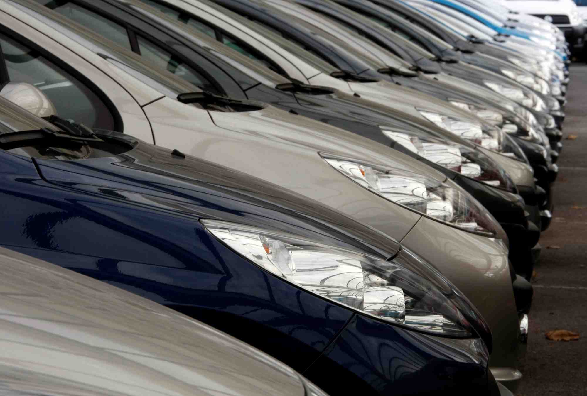 Le parking d'un concessionnaire automobile, a nice