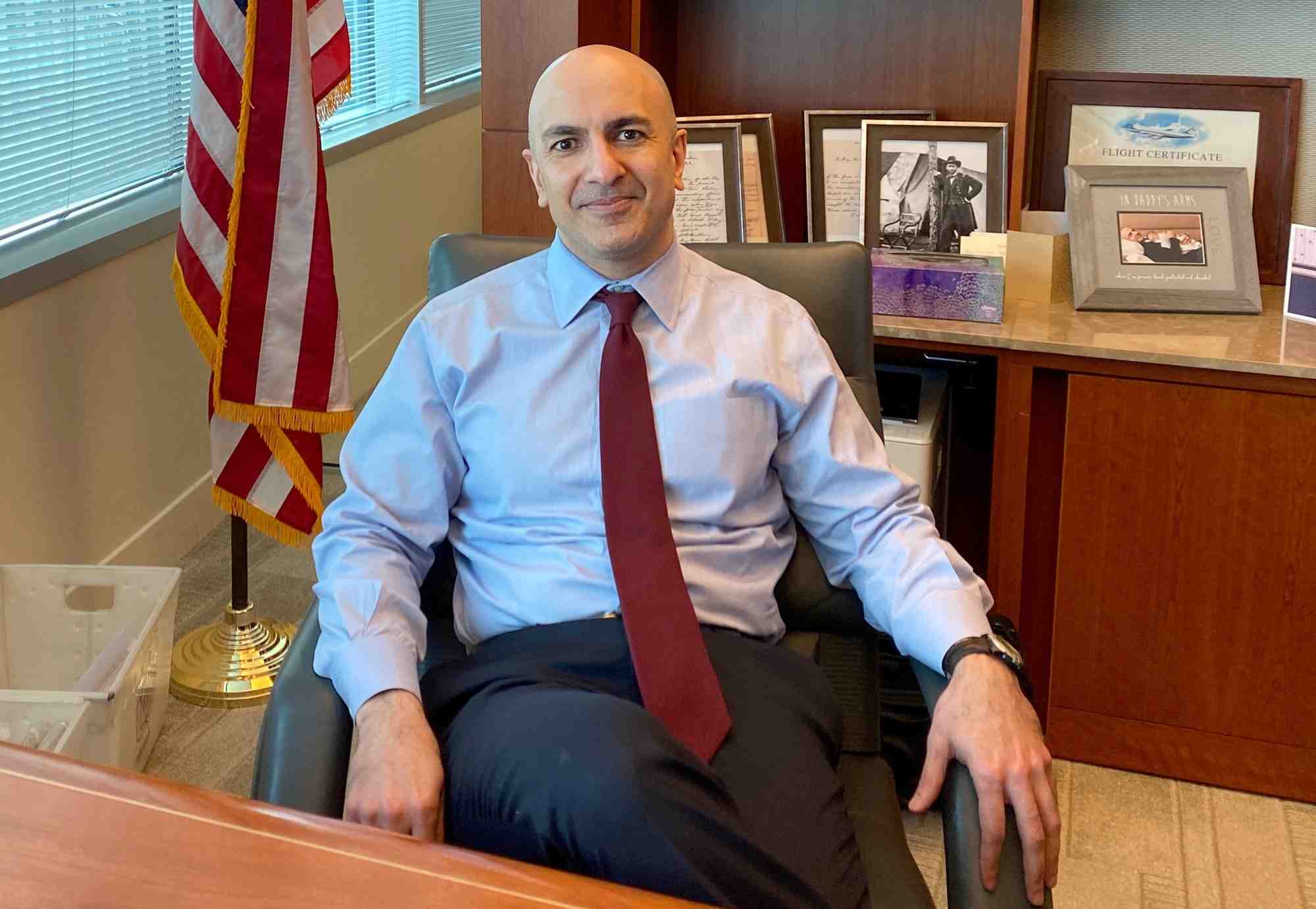 Neel kashkari, pose lors d'une interview avec reuters dans son bureau au siege de la banque a minneapolis