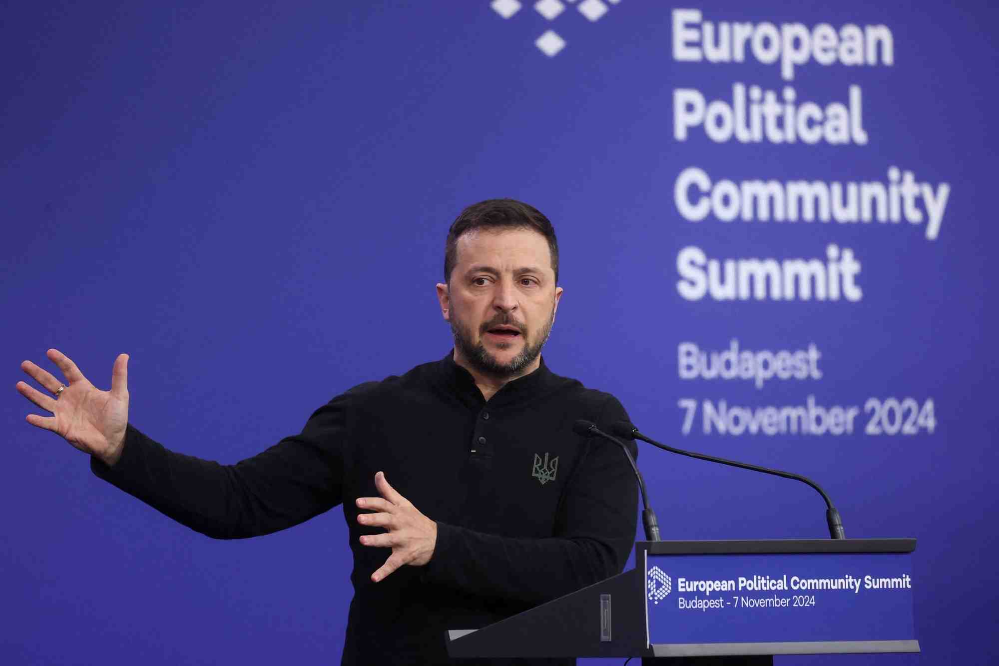 Le president ukrainien volodymyr zelenskiy s'exprime lors d'une conference de presse durant le sommet de la communaute politique europeenne a budapest