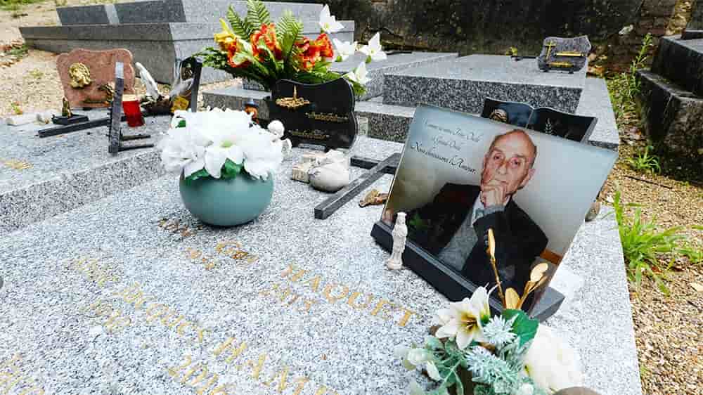 La tombe du père Hamel assassinée il y a 9 ans dans son église de Saint-Étienne-du-Rouvray.