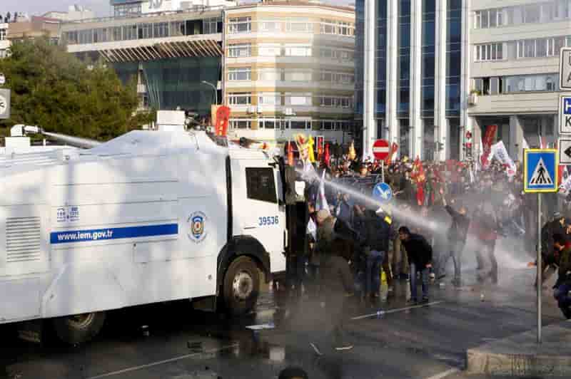 Gaz lacrymogènes contre des manifestants anti-Erdogan à Istanbul