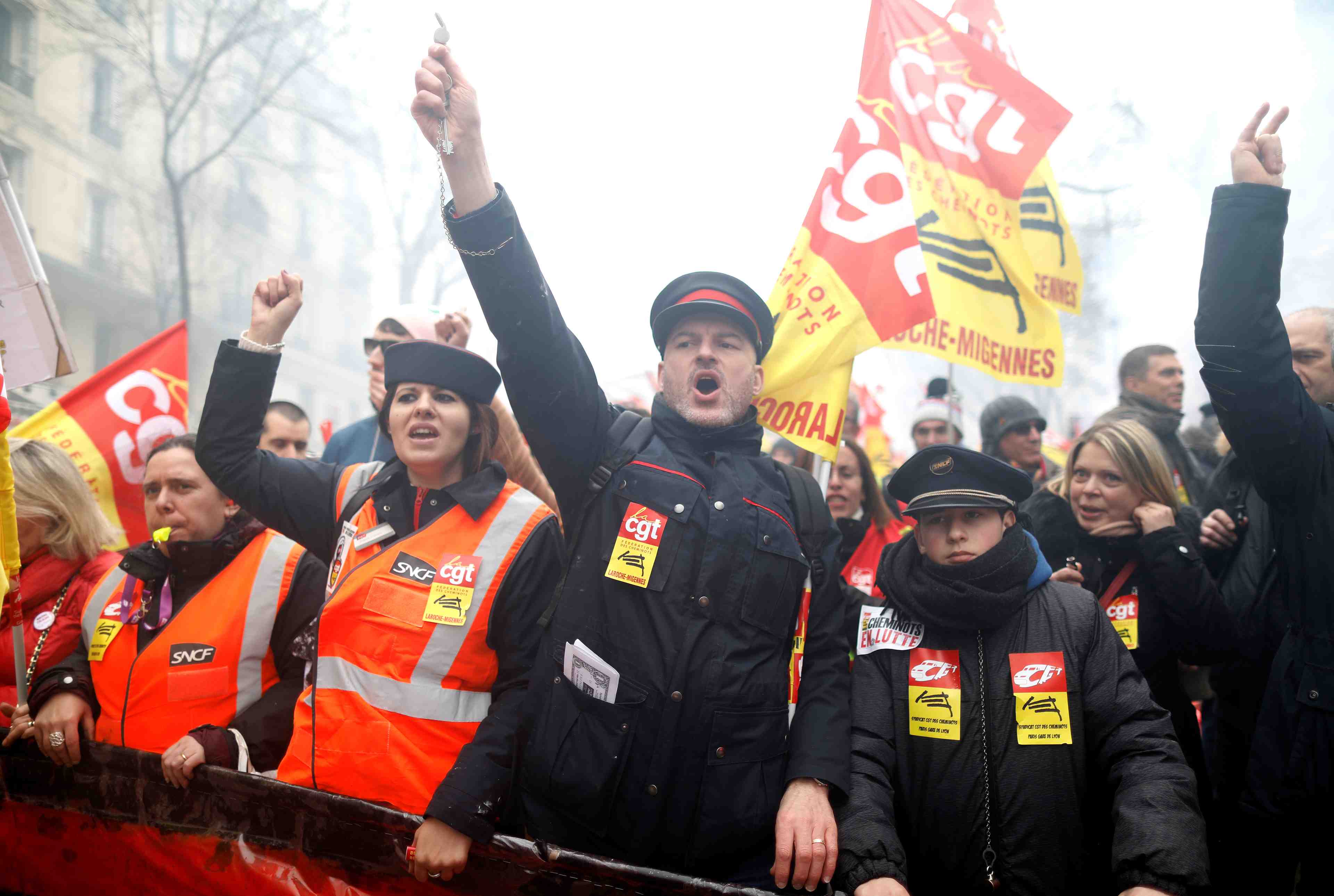 Pres de 25.000 cheminots ont manifeste a paris