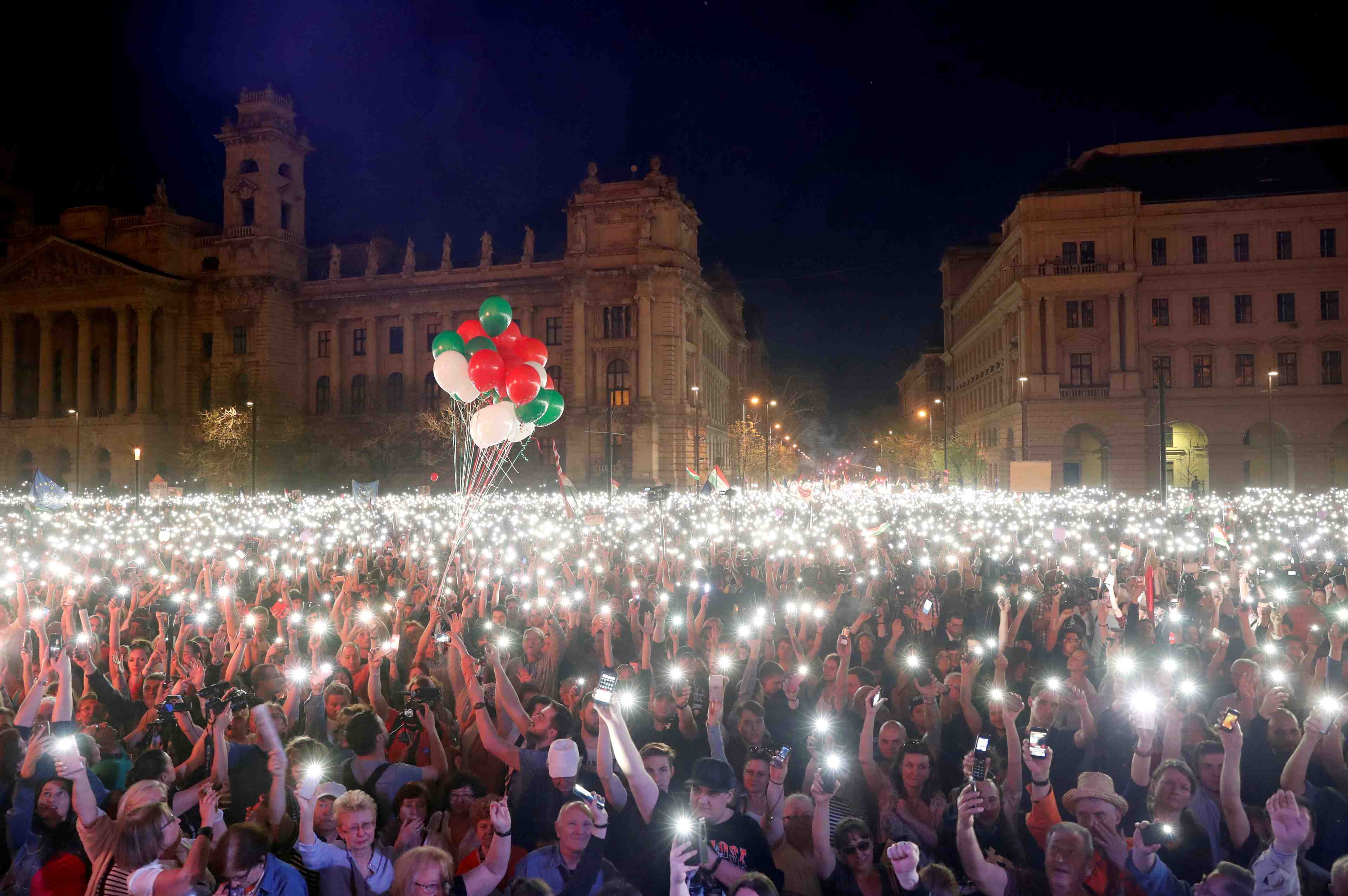 Des dizaines de milliers de hongrois defilent contre orban