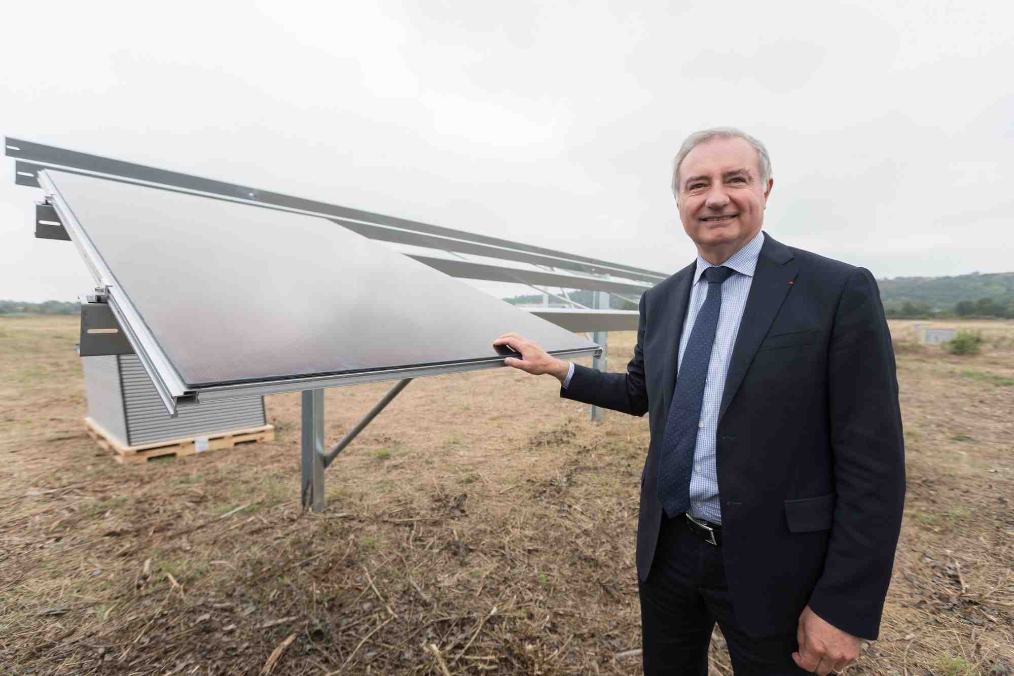 Le maire de Toulouse et président de la Métropole a participé à la pose du premier panneau photovoltaïque de la centrale, le 28 août.