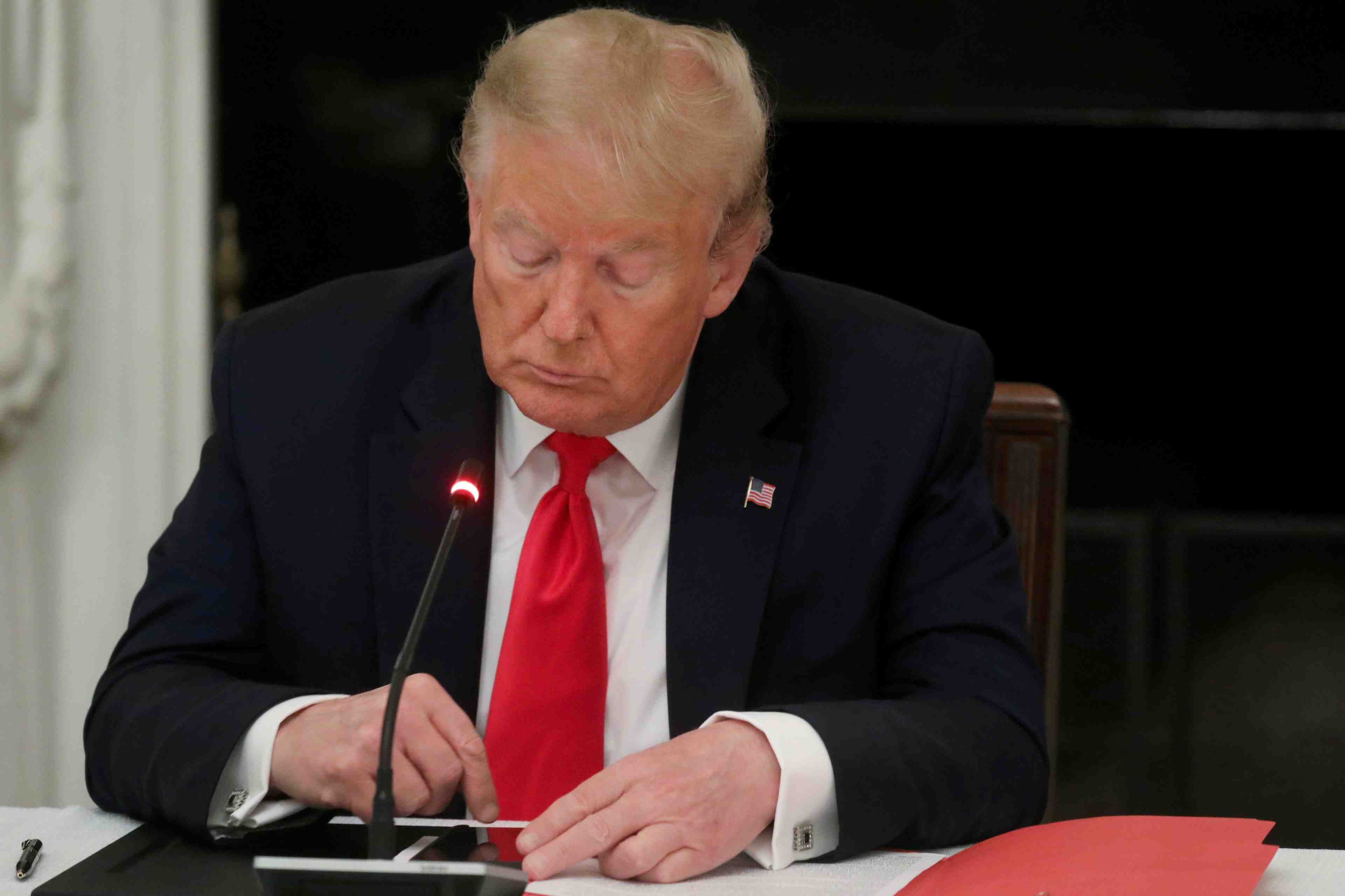 Facebook suspend le compte de trump pour deux ans