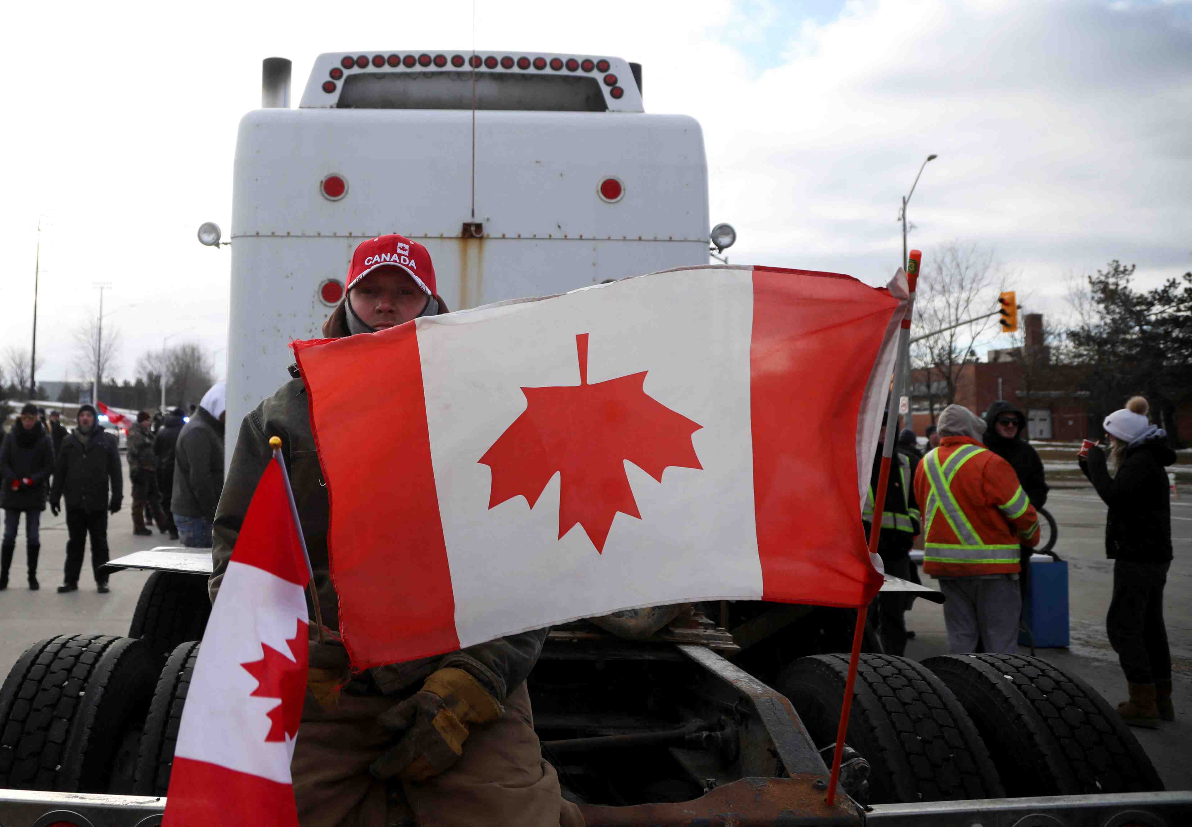 Canada: la police commence a evacuer le pont ambassador vers les etats-unis
