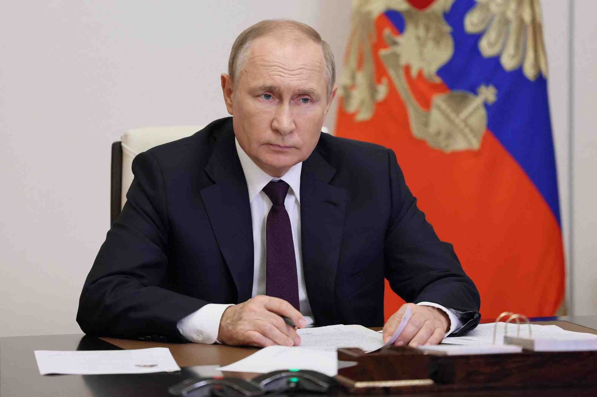 Le president russe vladimir poutine participe a une reunion par liaison video dans sa residence officielle de novo-ogariovo