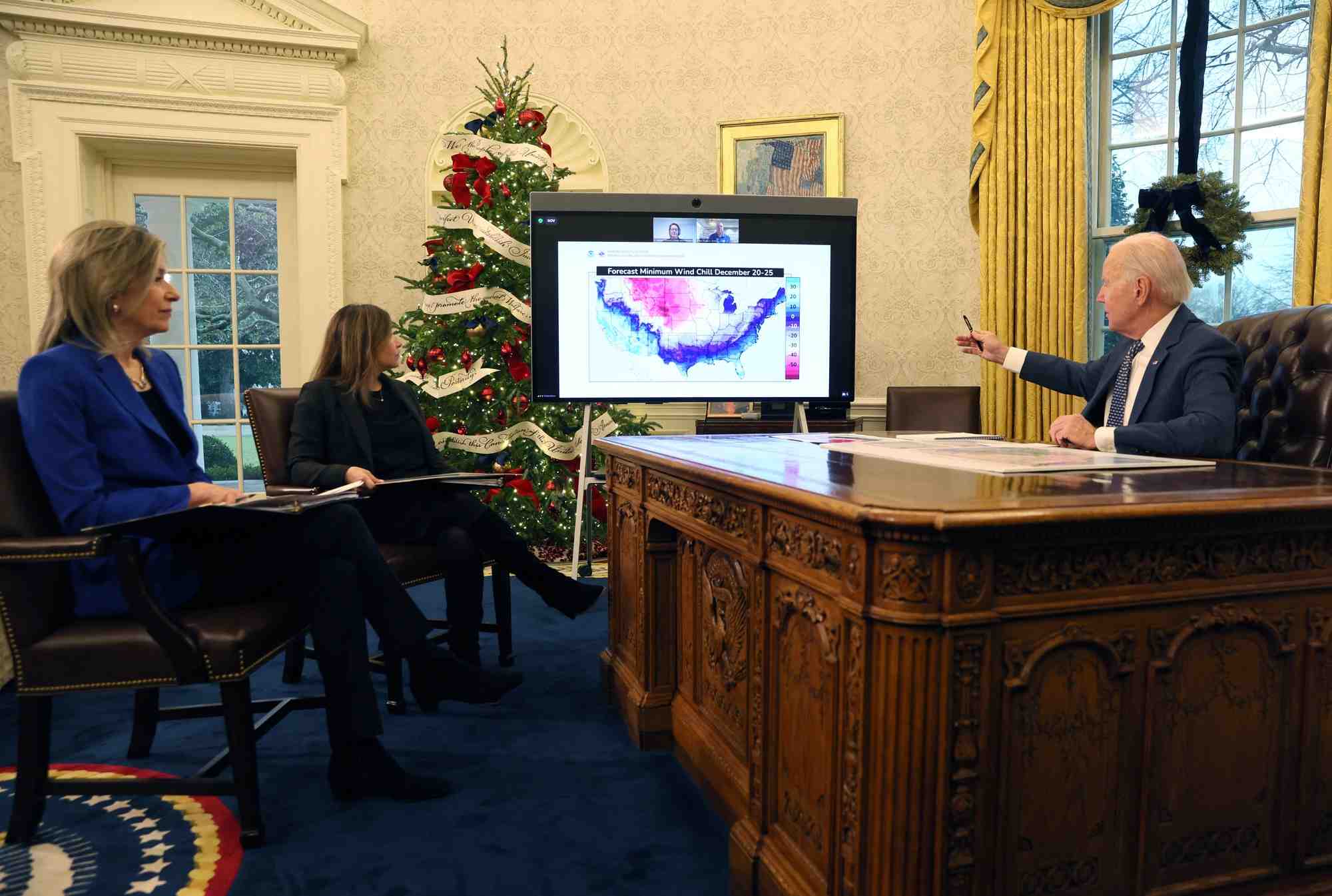 Le president joe biden recoit un briefing sur la prochaine tempete hivernale des etats-unis