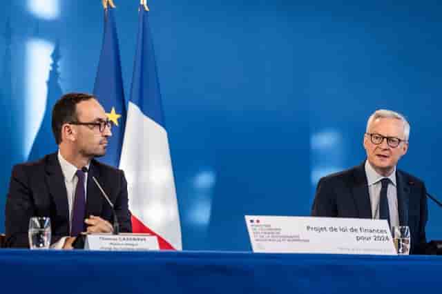 L'exécutif mise sur une baisse de 5 milliards d'euros de dépenses de l'Etat en 2024. (Photo du ministre des Comptes publics Thomas Cazenave et du ministre de l'Économie Bruno Le Maire lors de la présentation du Budget 2024)