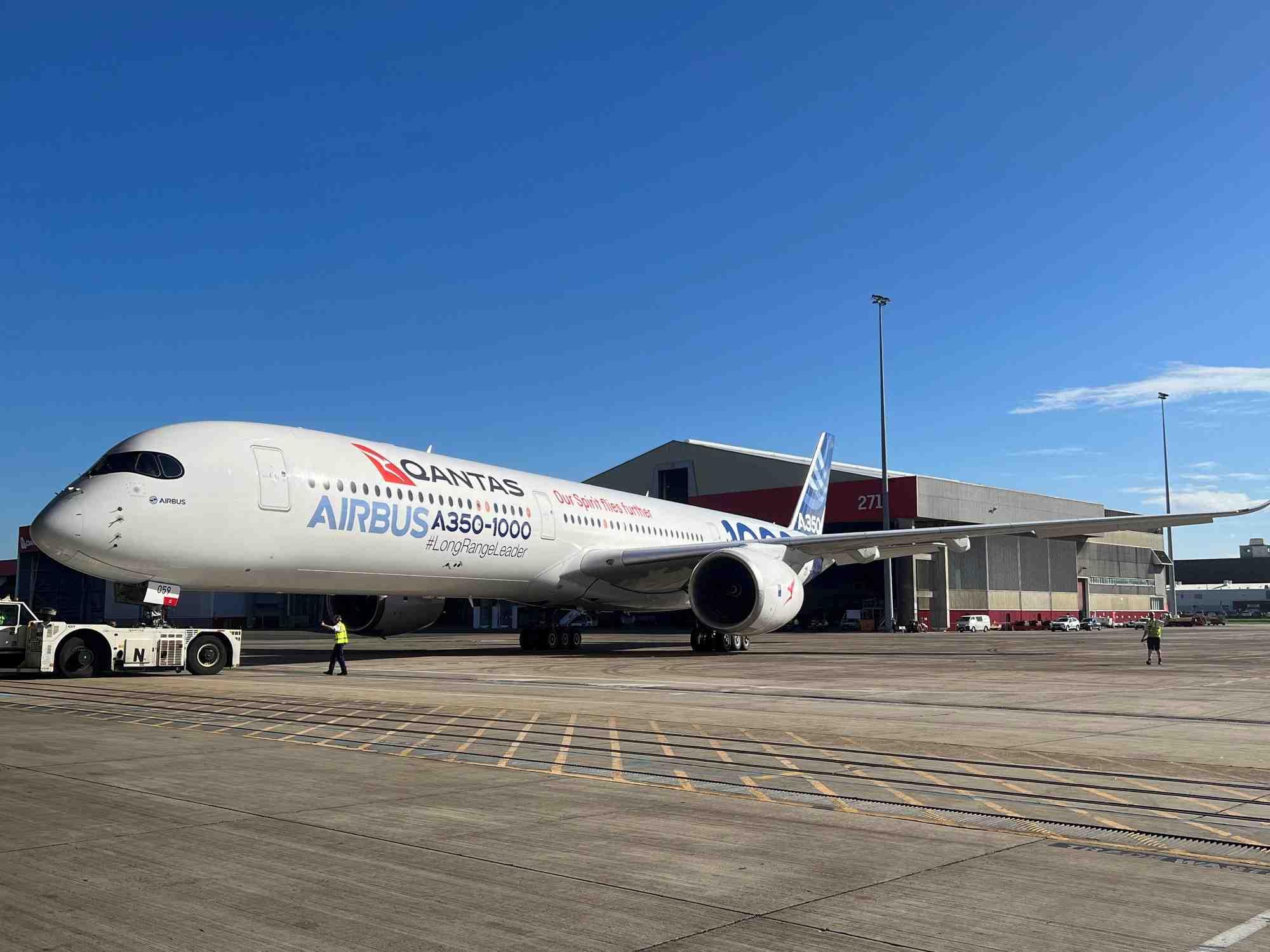 Un avion d'essai airbus a350-1000 arrive a l'aeroport de sydney