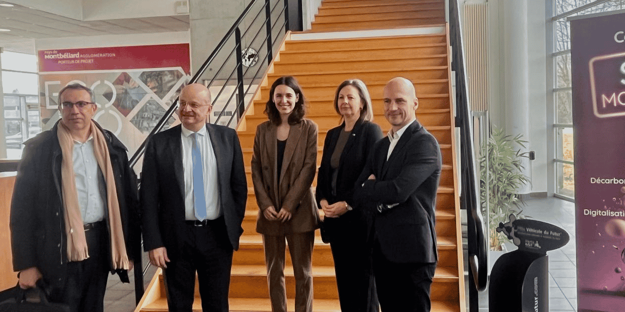 La représentante de la Commission européenne en France, Valérie Drezet-Humez (quatrième personne en partant de la gauche), s’est rendue au pôle Véhicule du futur, à Etupes, dans le Doubs.