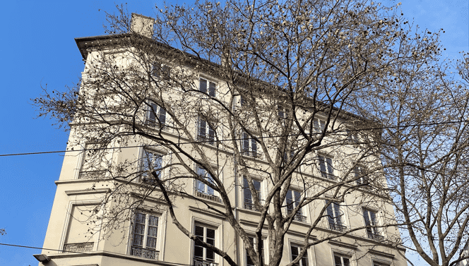 La Métropole de Lyon et trois bailleurs sociaux ont racheté près de 87 logements à la Compagnie Foncière Lyonnaise (filiale du CA-CE), afin de les transformer en logements sociaux, dans le cadre de son plan d'urgence de 10 millions d'euros, lancé en novembre 2023. Comme ici, cours Gambetta (7e arrondissement de Lyon).