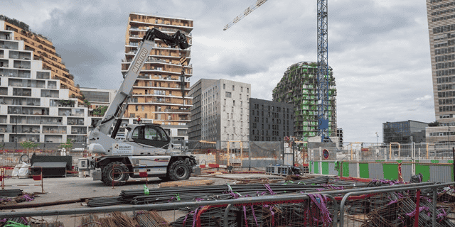 En mars sur un an, les maisons individuelles ont obtenu 129.200 autorisations (-22,2%) et les logements collectifs 229.300 autorisations (-18,4%).