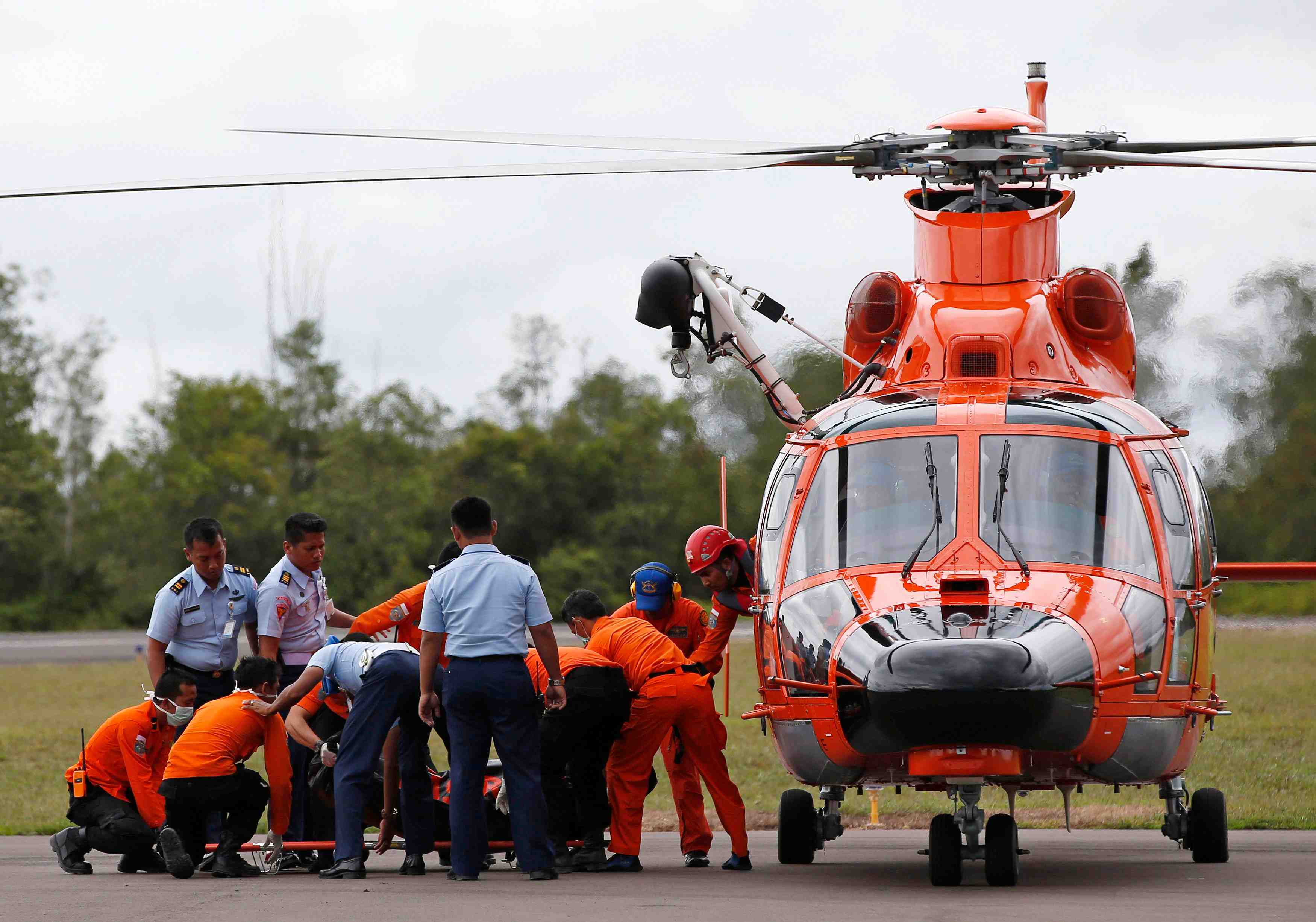 Recherches suspendues en mer de java, sept corps repeches