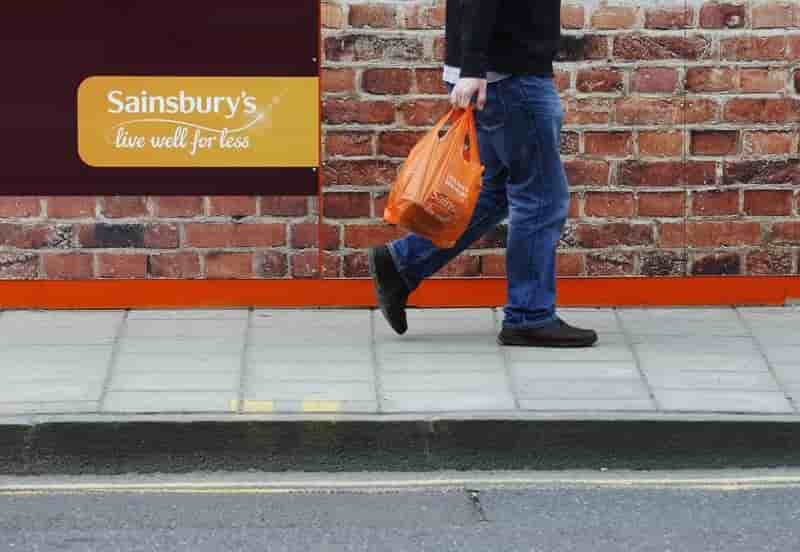 Repli moins marque que prevu des ventes trimestrielles de sainsbury's