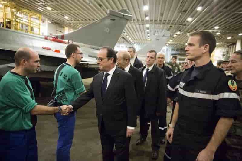 Francois hollande en visite sur le porte-avions charles-de-gaulle
