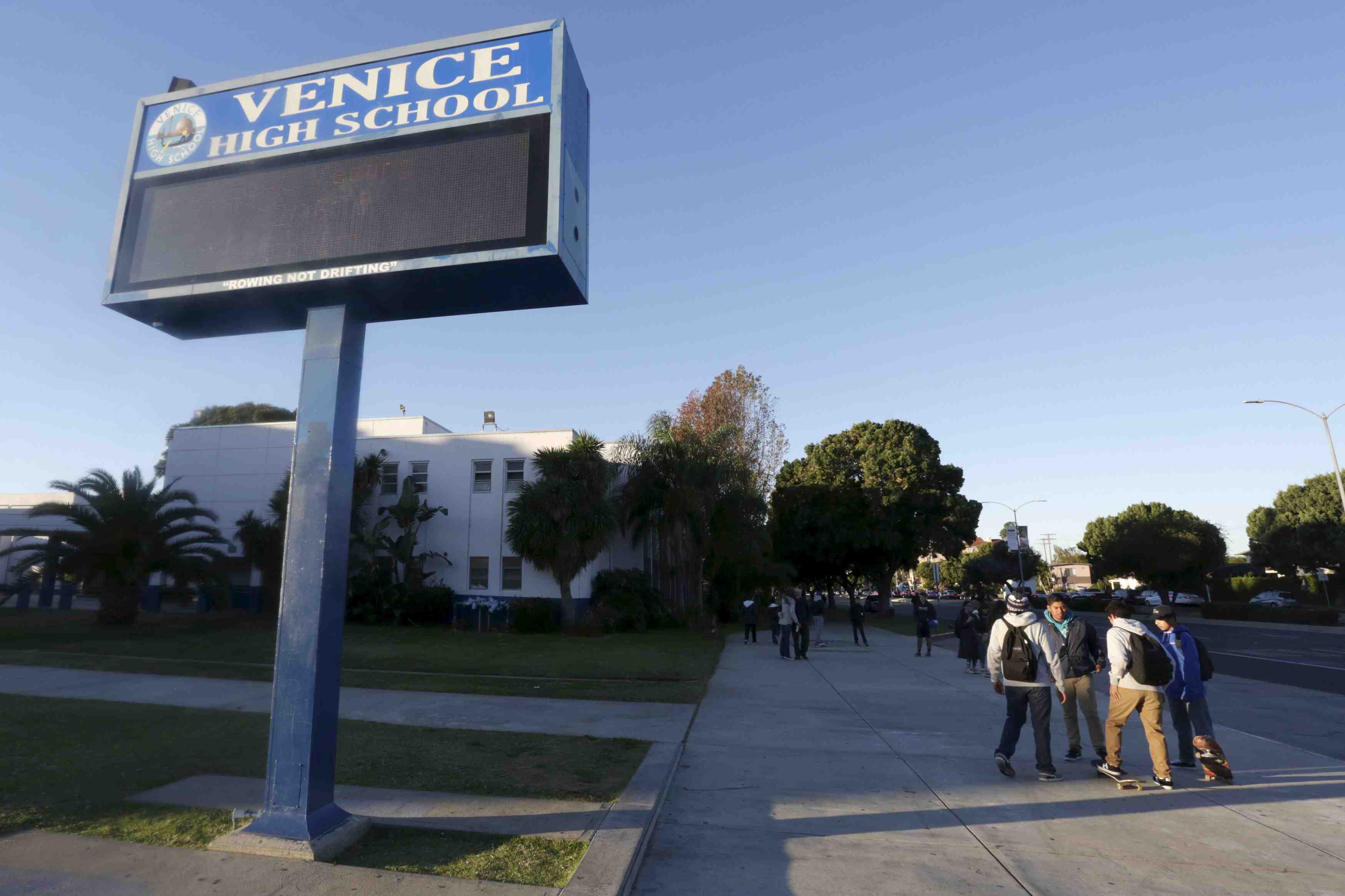 Les ecoles de los angeles fermees apres des menaces
