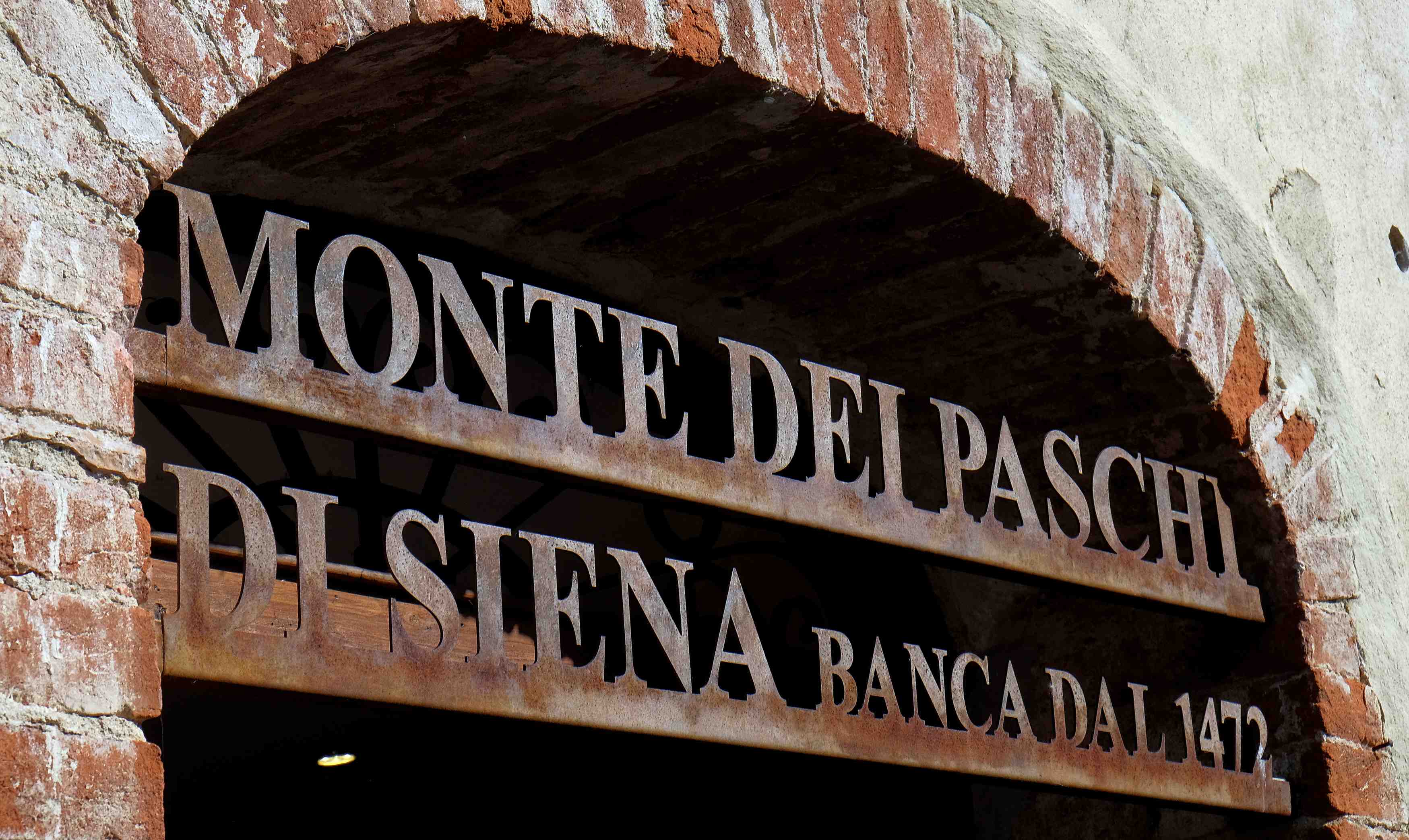 Monte paschi offre d'echanger des actions contre de la dette