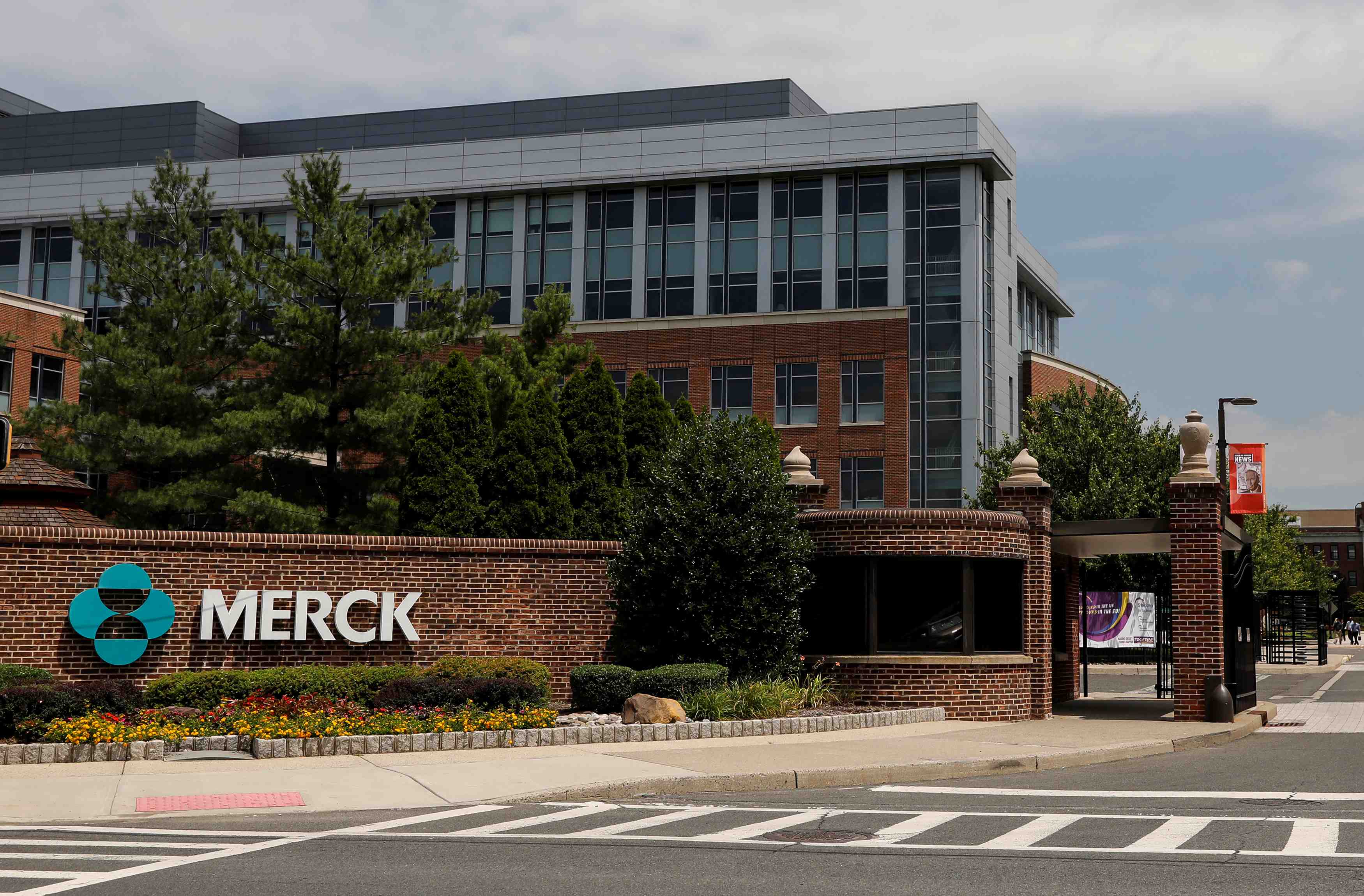 Merck bat le consensus au deuxieme trimestre et releve son objectif annuel