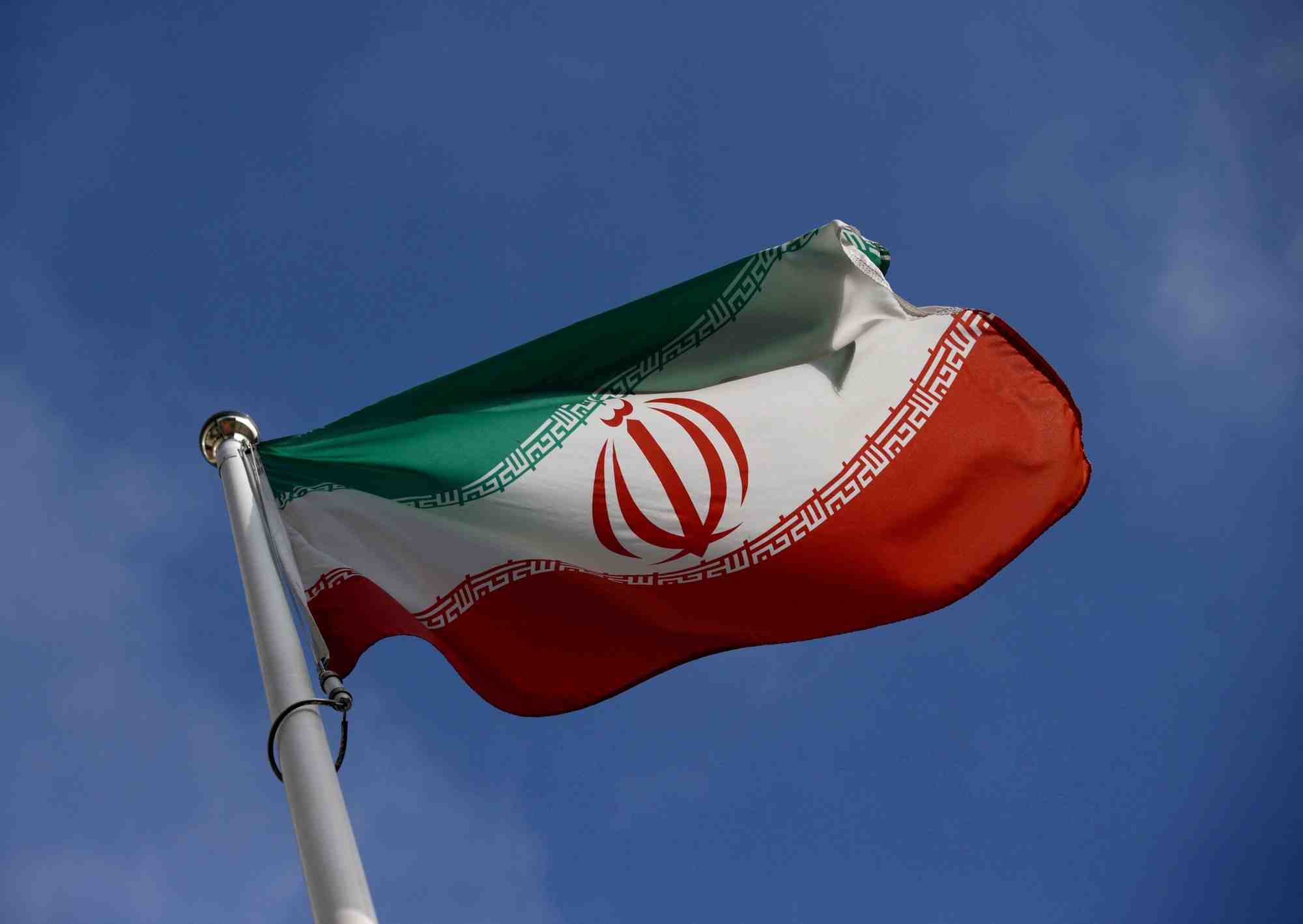 Le drapeau iranien flotte devant le siege de l'agence internationale de l'energie atomique a vienne