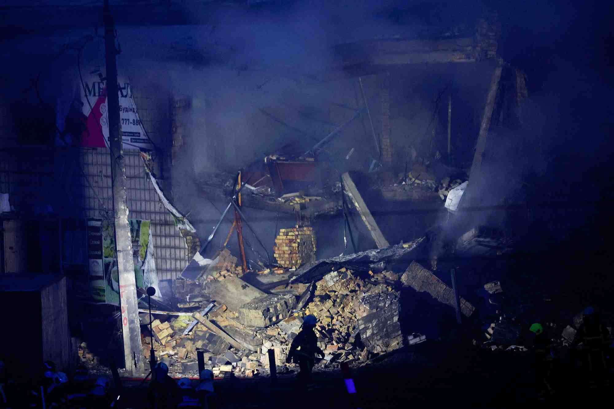 Un sauveteur sur le site d'une frappe de missile russe a kyiv