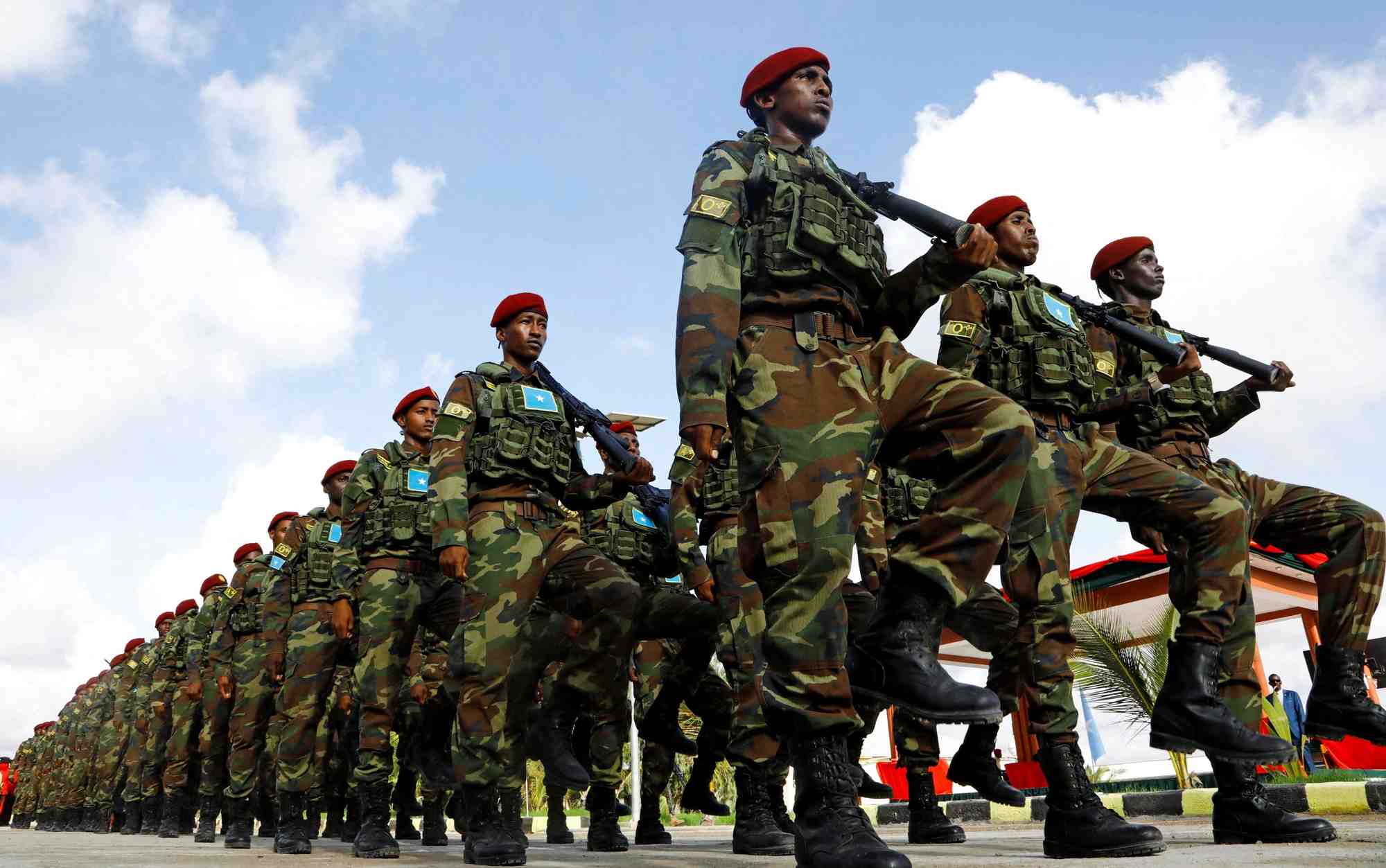 Des officiers militaires somaliens participant a un defile