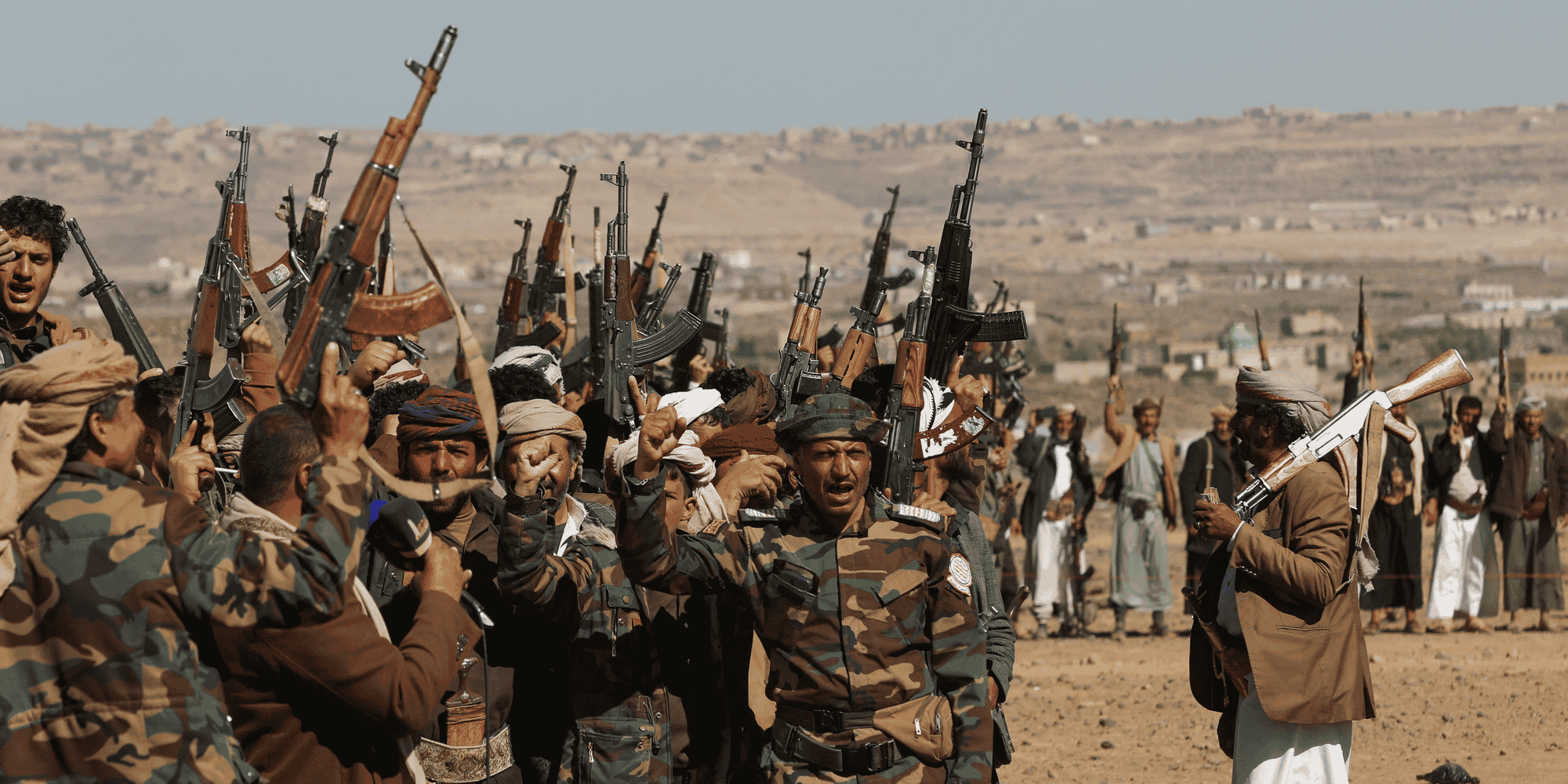 Des combattants houthis lors d'une manifestation contre les frappes militaires menées par les États-Unis au Yémen.