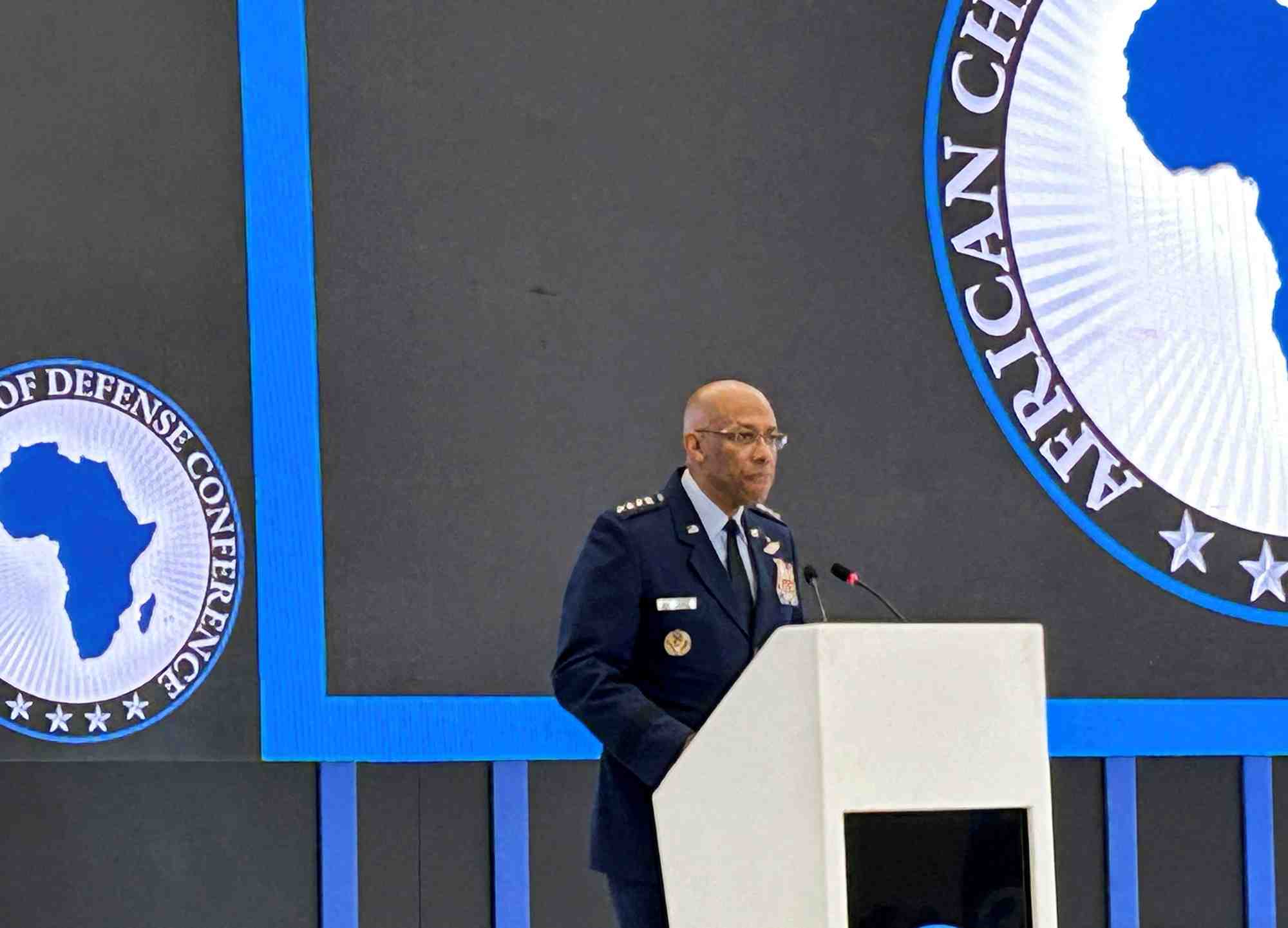 Le general c.q. brown, president de l'etat-major interarmees de l'armee de l'air americaine, s'exprime lors d'une conference a gaborone, au botswana